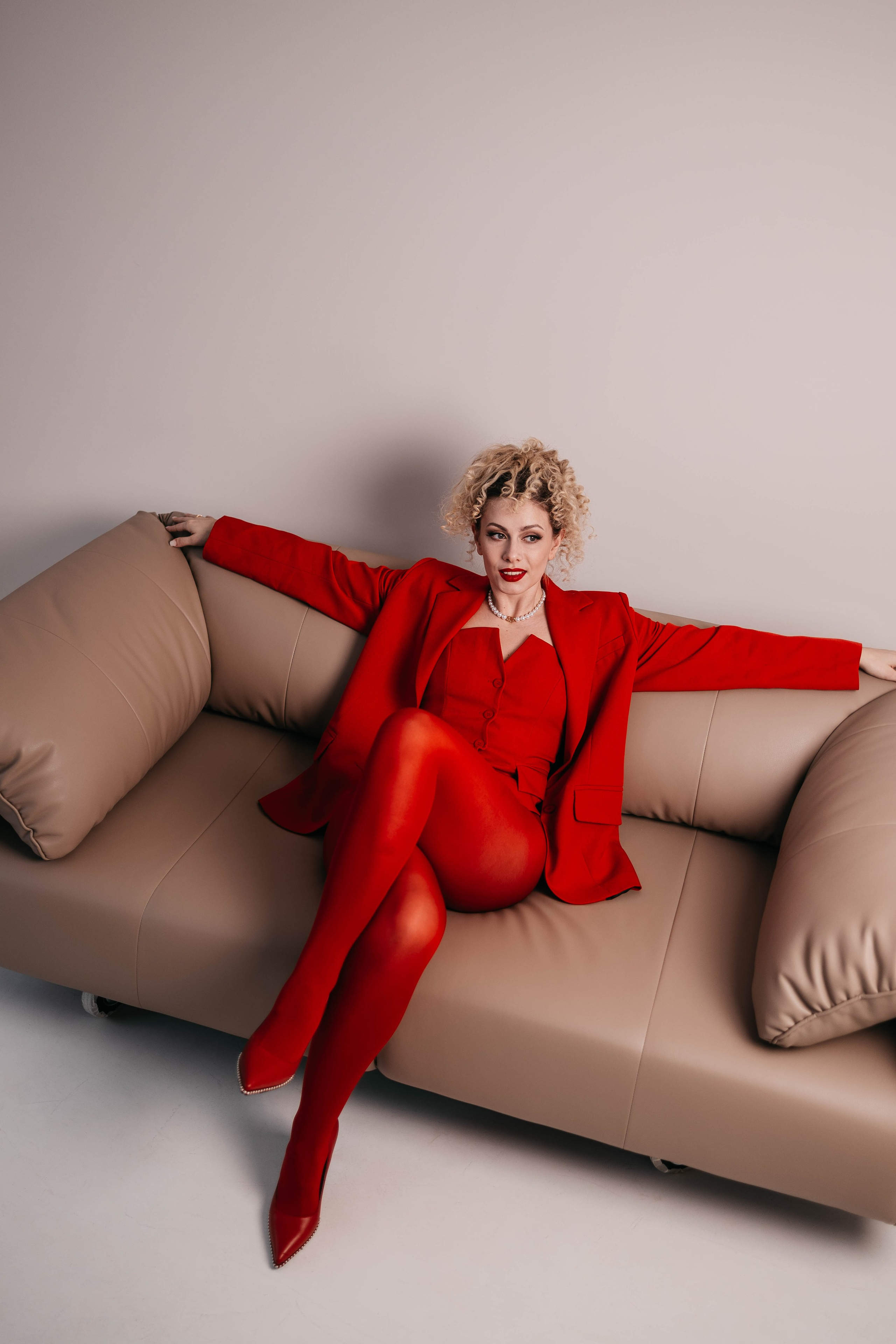 Ира в красном. Фотостудия Cute_photostudio в Твери. Фотограф в Твери Лагодная Яна