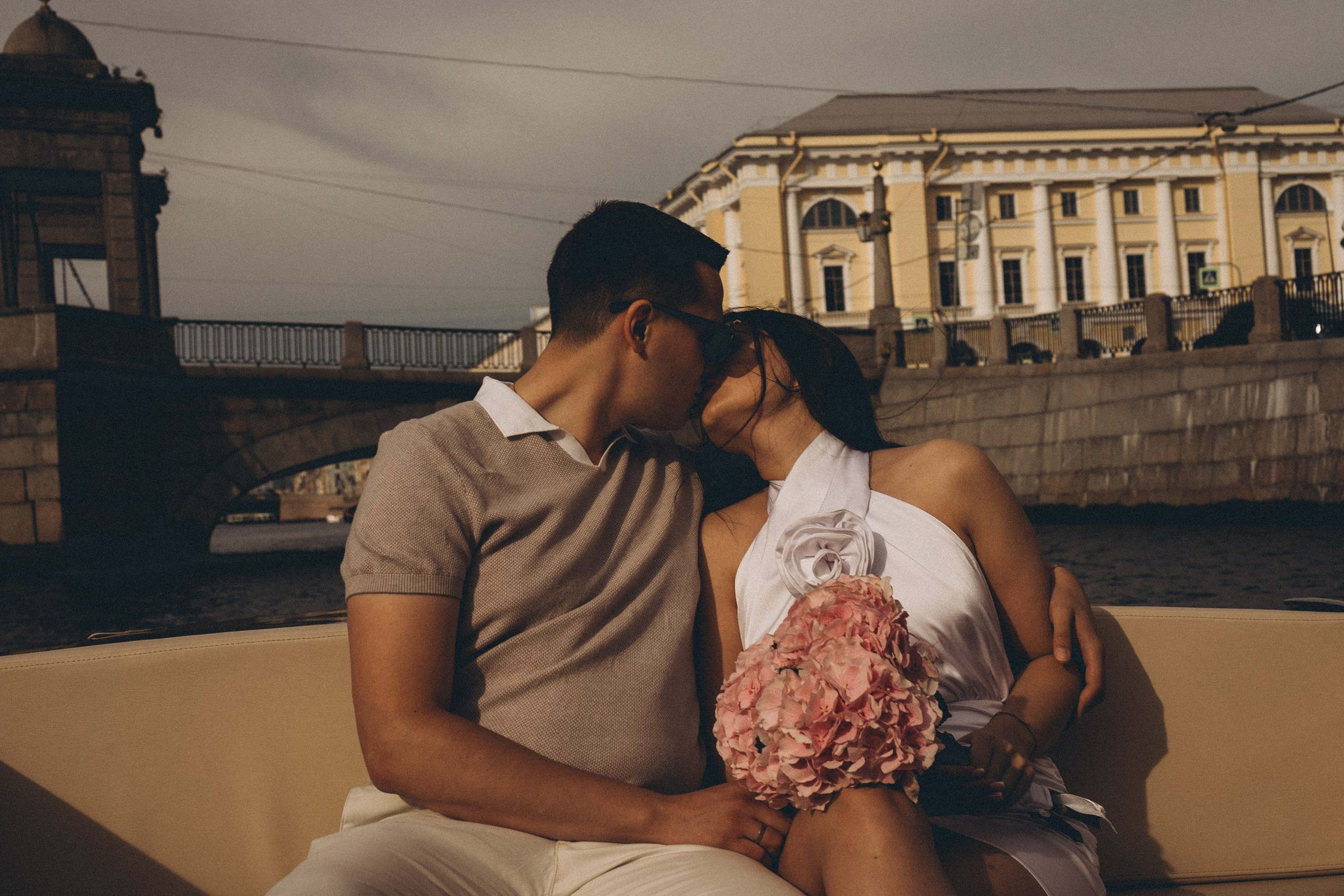 СВАДЕНБНАЯ СЬЕМКА НА КАТЕРЕ ПО КАНАЛАМ САНКТ-ПЕТЕРБУРГА И В АКВАТОРИИ НЕВЫ. Профессиональный фотограф, Санкт-Петербург — Виктория Богомолова
