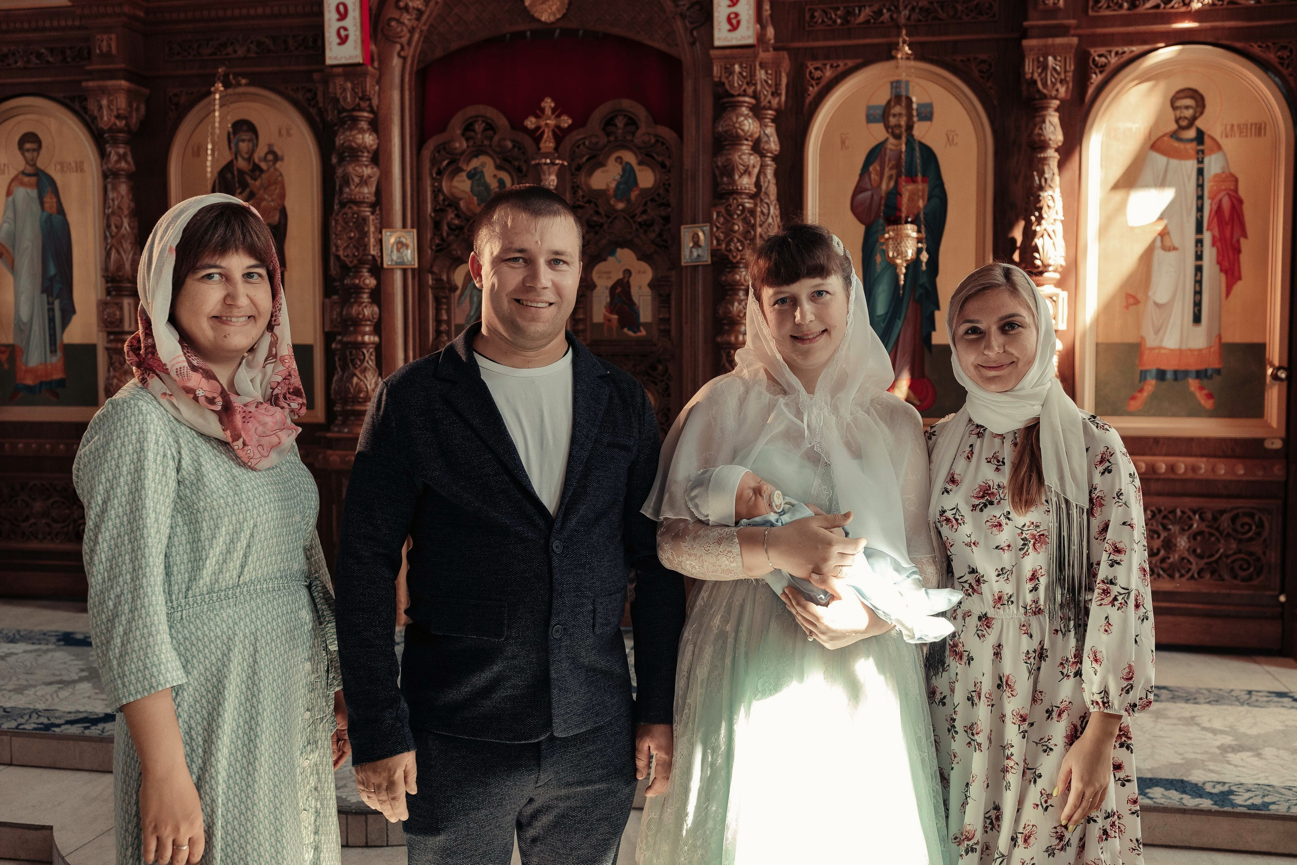 Фото съемка таинства крещения в храме Нижнего Новгорода. Алексей Шаров — свадебный и репортажный фотограф в Нижнем Новгороде