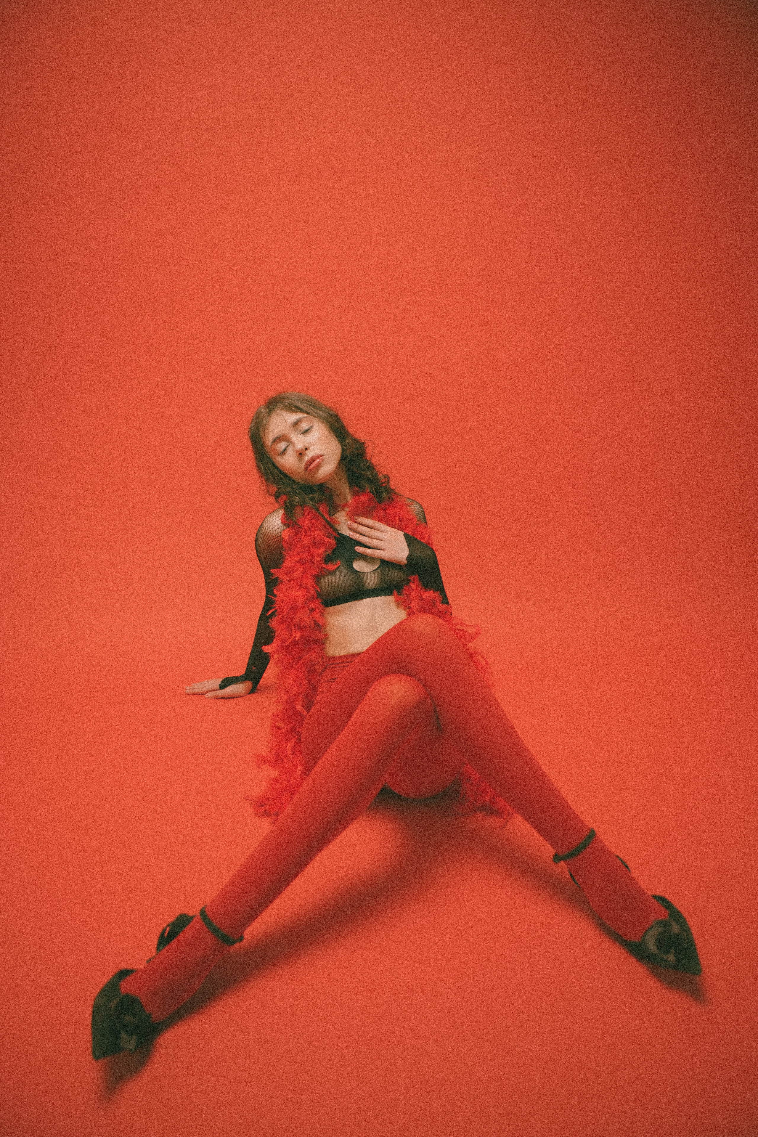 Лиза (Красный фон). Креативный, коммерческий фотограф в Москве