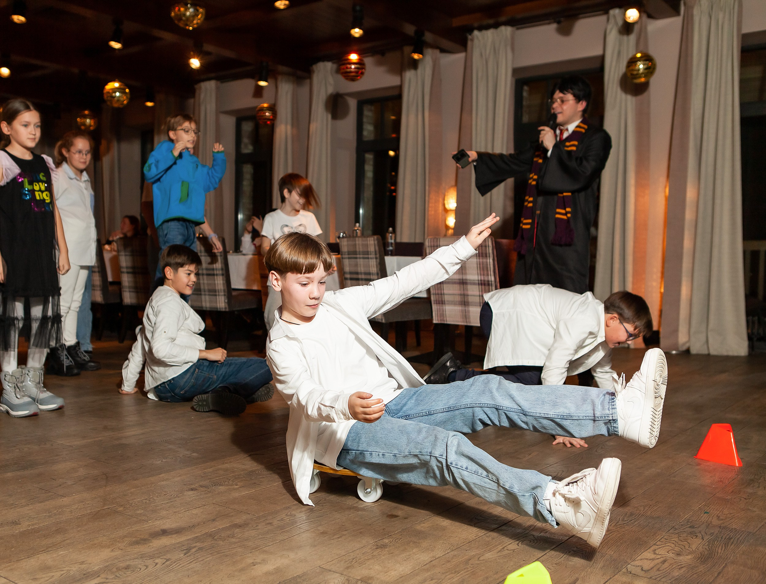 Мальчик участвует в конкурсе на дне рождения