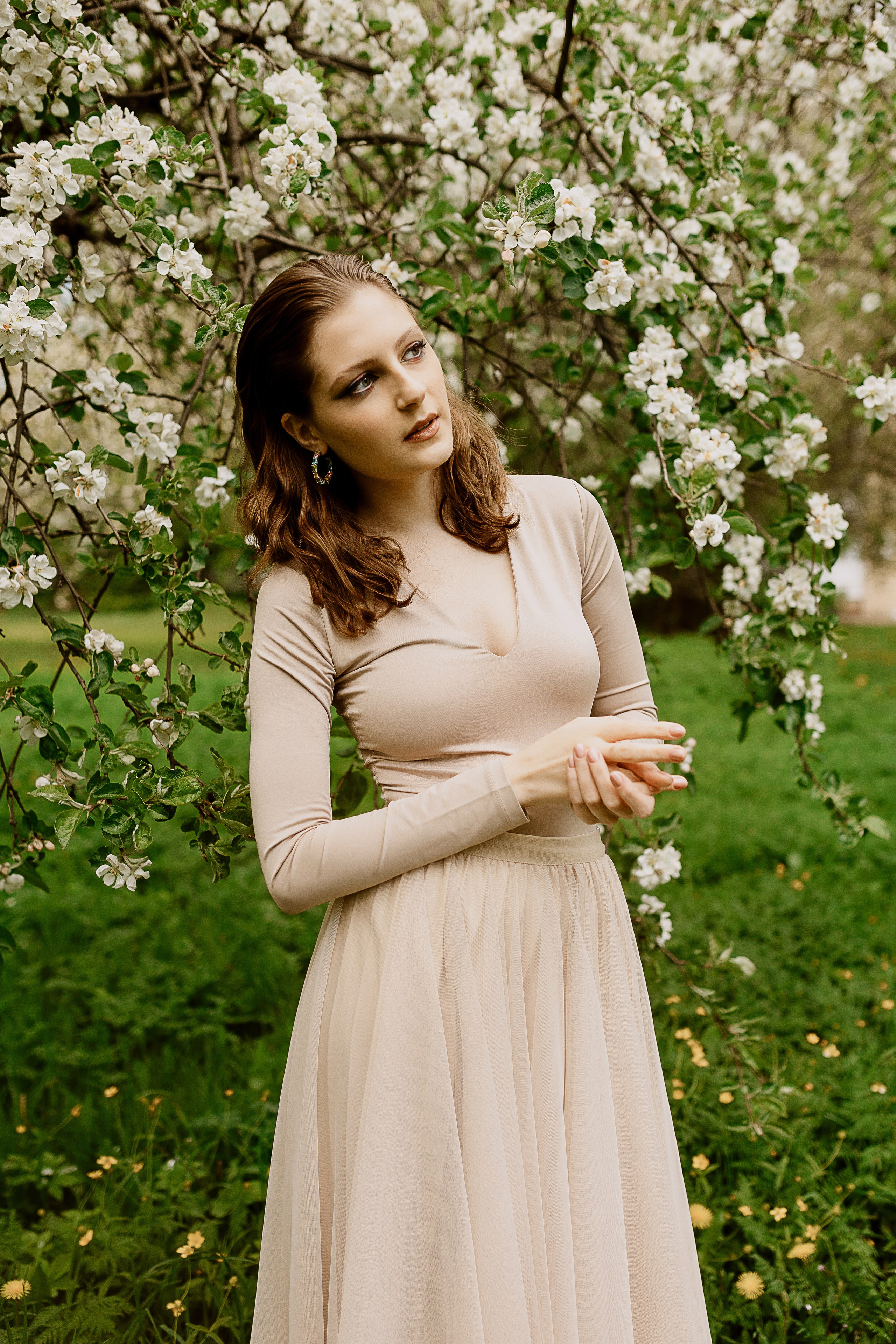 Женская фотосессия в цветущем саду. Семейный и женский фотограф в Москве Надежда Воробьева
