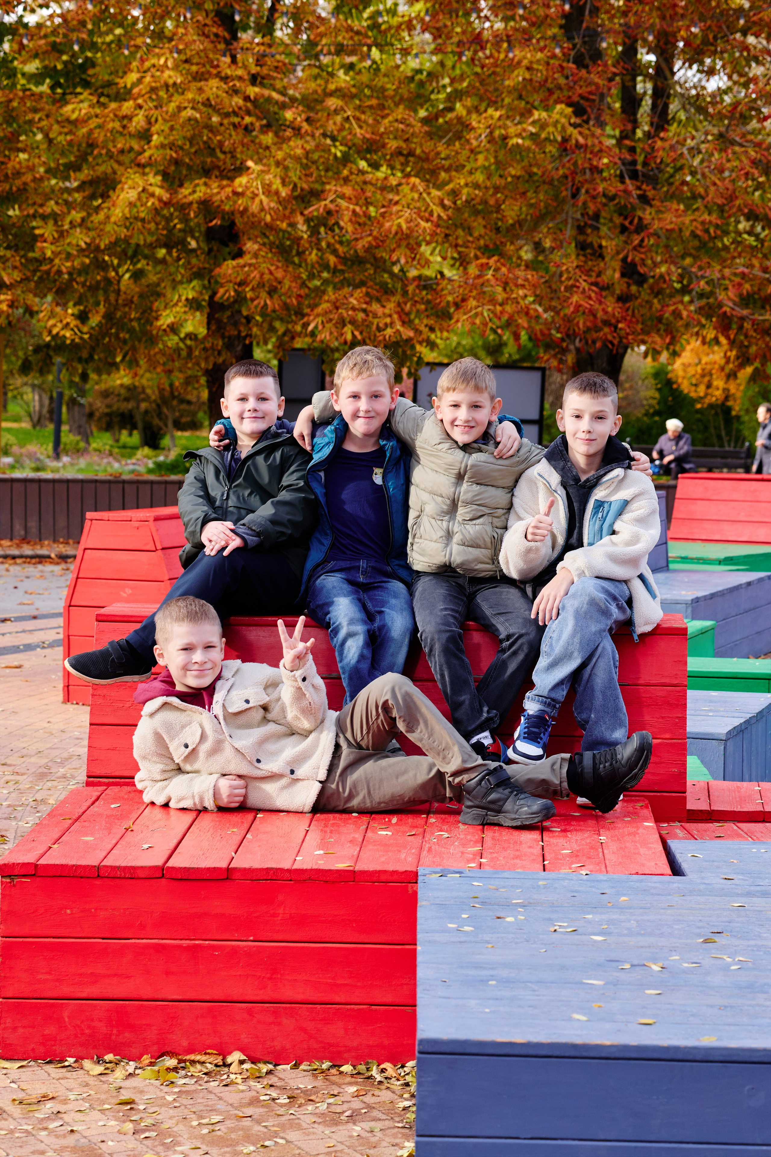 Прогулка в парке классом. Фотограф Выпускные альбомы Таганрог Сергей Коробченко