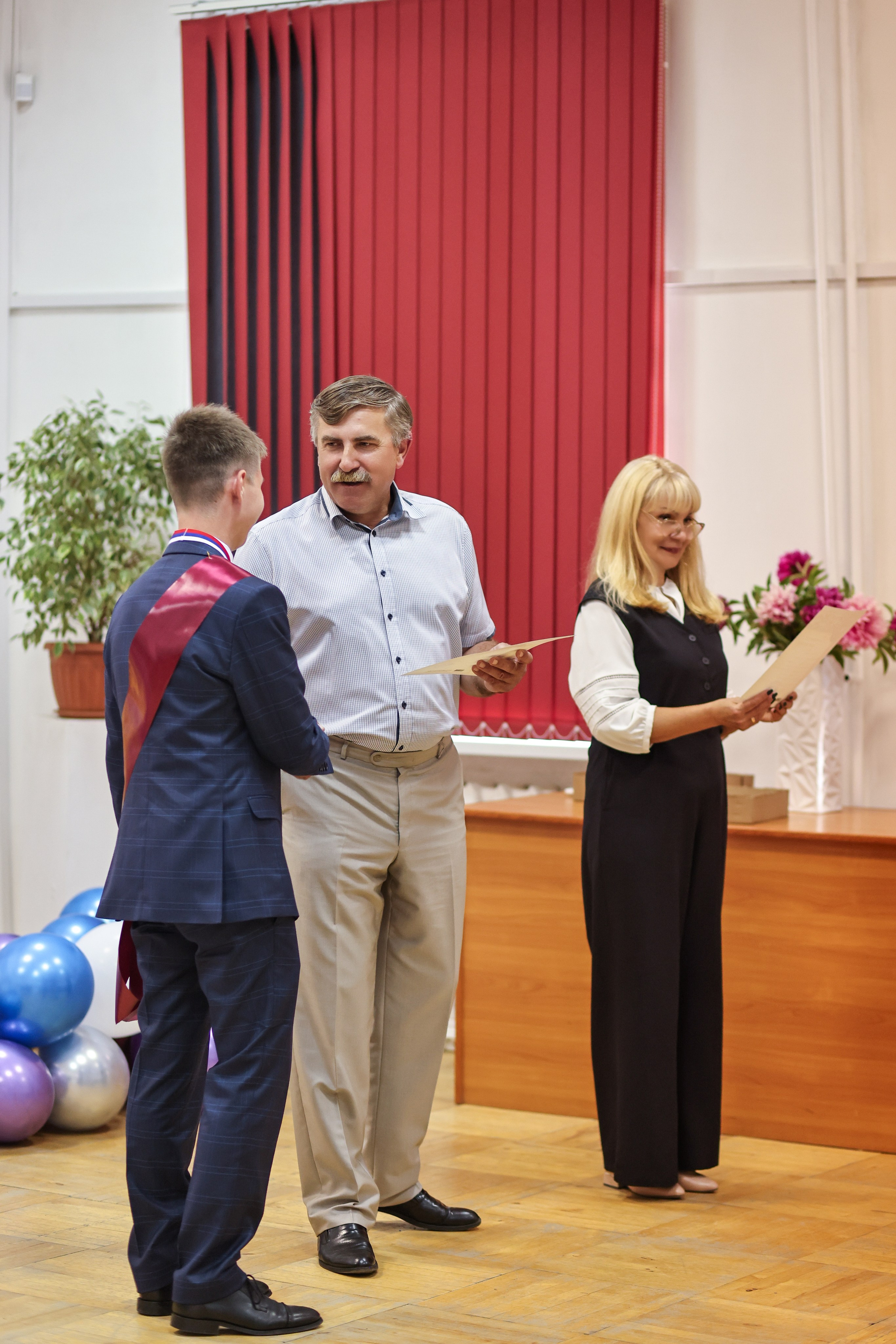 Вручение аттестатов. Школа № 7, выпускники 11 класса 2023 г. Студия выпускных альбомов Остров