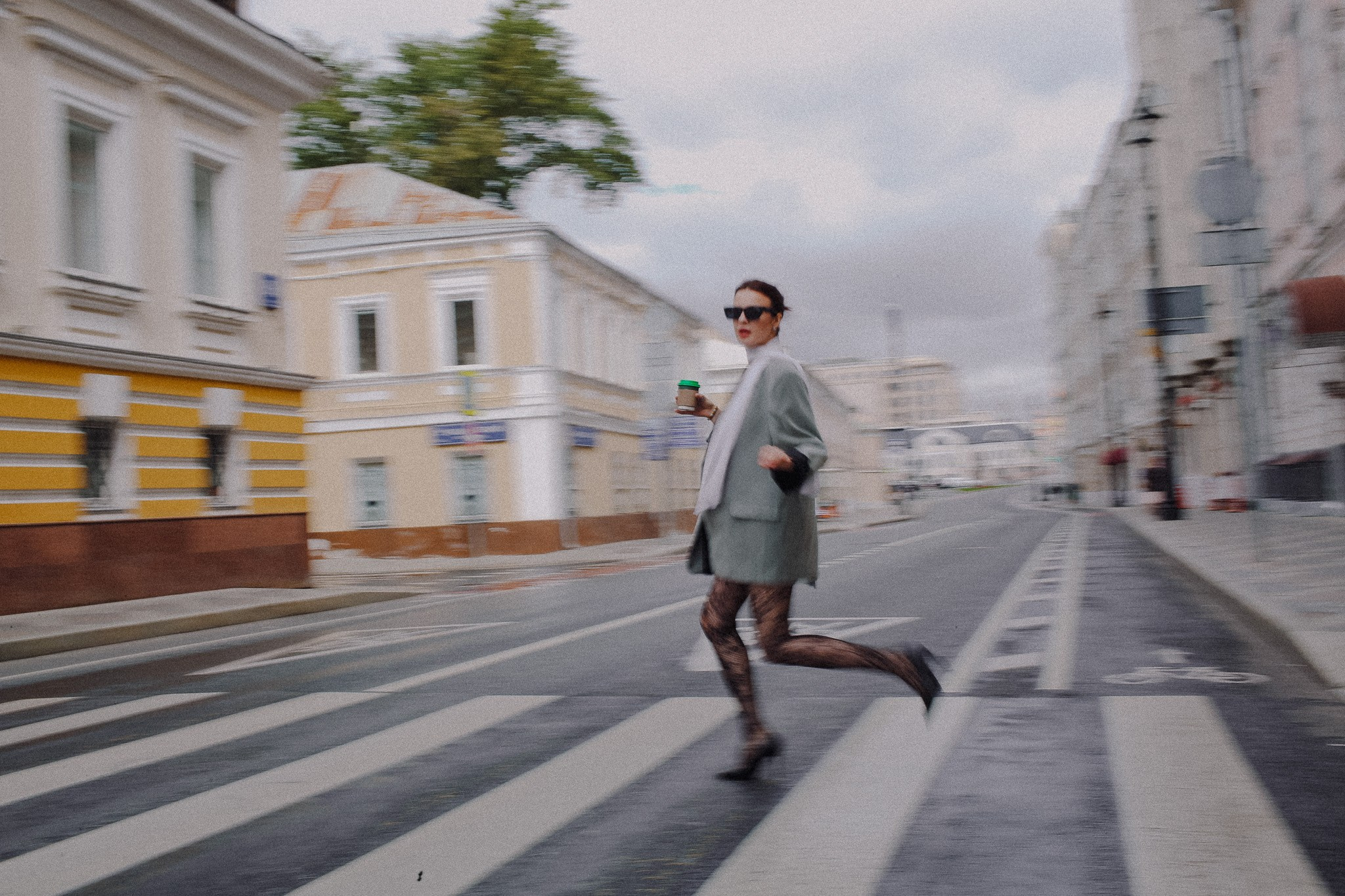 img src="IZ0A0352.jpg" alt=" Красивая девушка бежит по пешеходному переходу на высоких каблуках на фоне архитектуры Москвы">