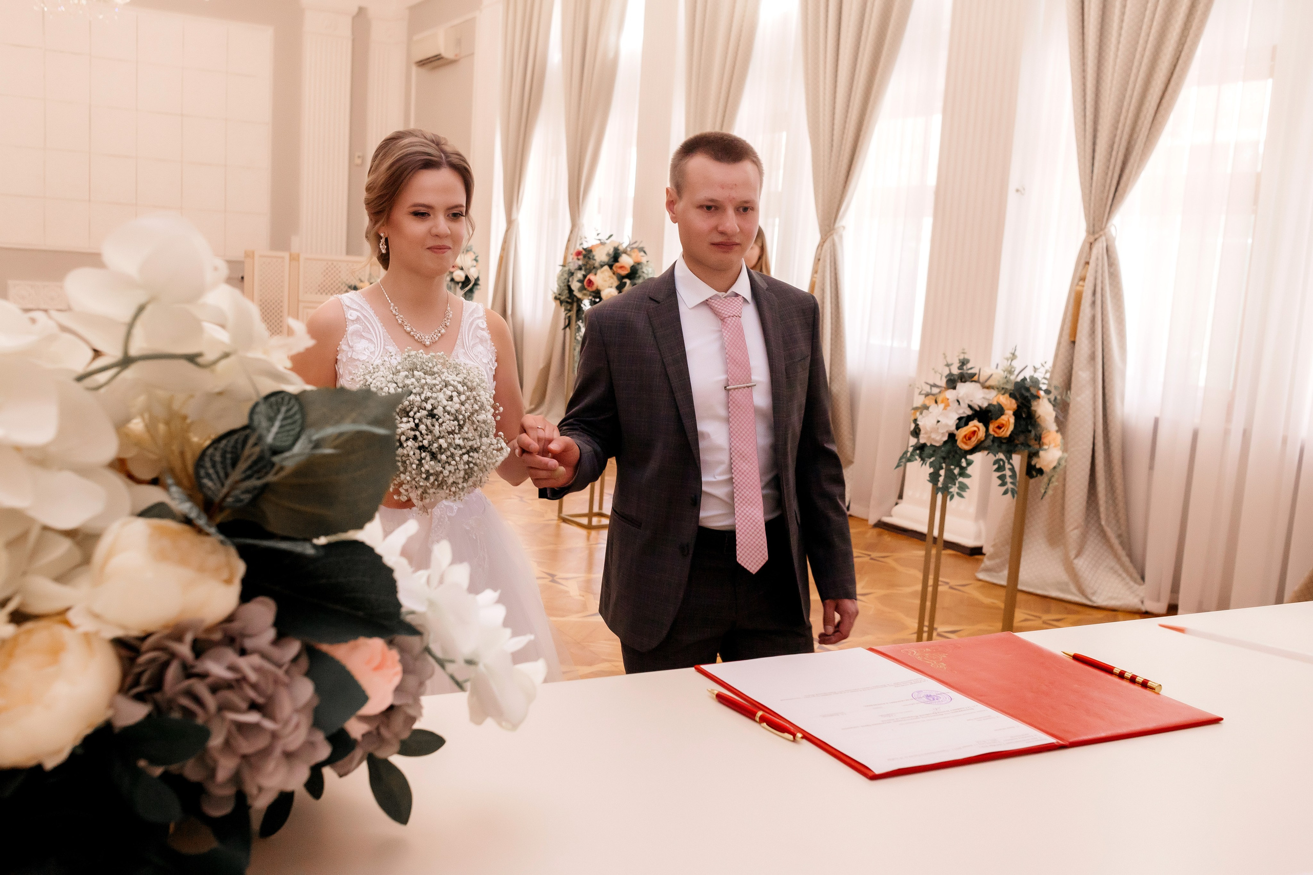 Свадебная прогулка двоих на Стрелке и в автозаводском Парке. И в фотостудии СОЛЬ в Автозаводском районе. Свадебный фотограф и фотограф Love-Store в Нижнем Новгороде Анастасия