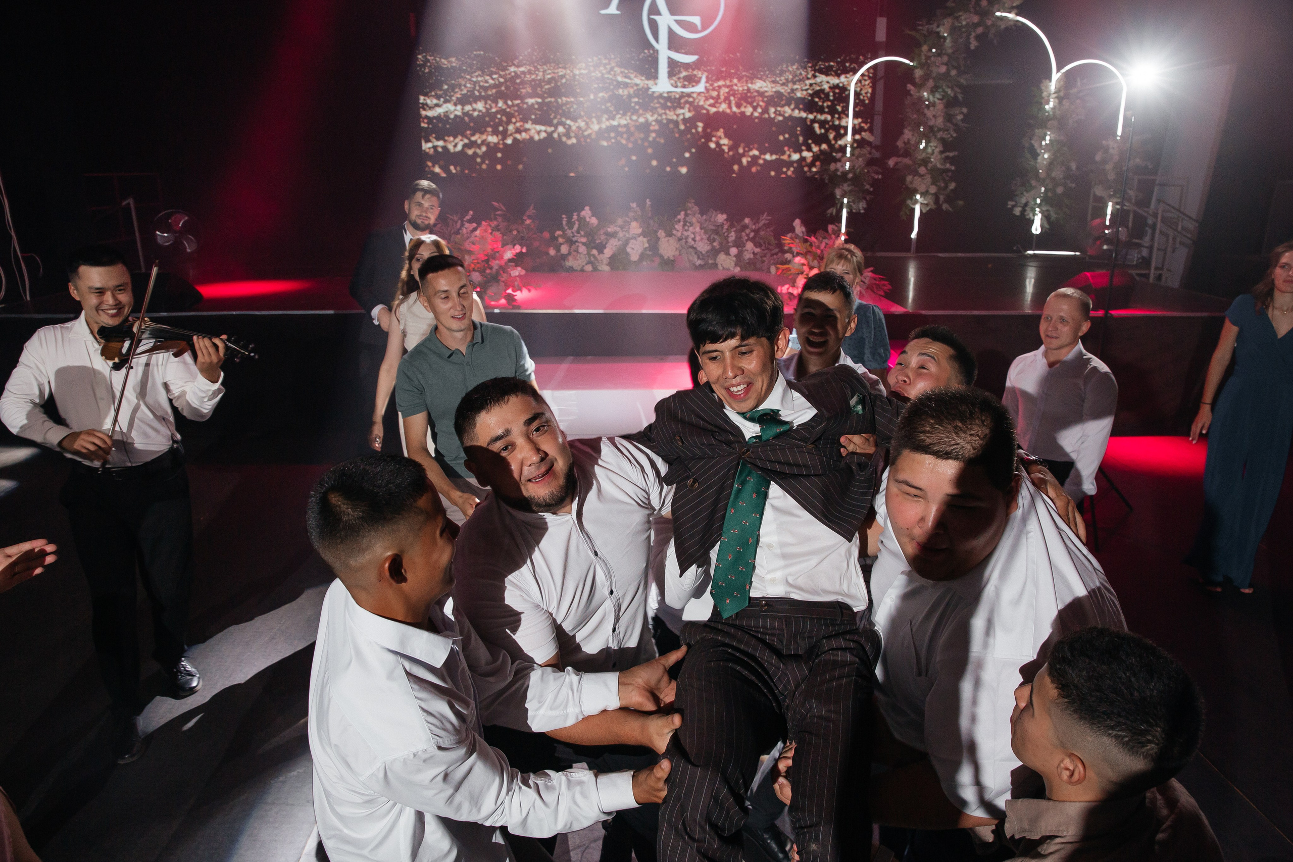 Уютная свадьба — Аскар и Катя на Марсовом поле. Свадебный фотограф в Оренбурге Илья Володьков