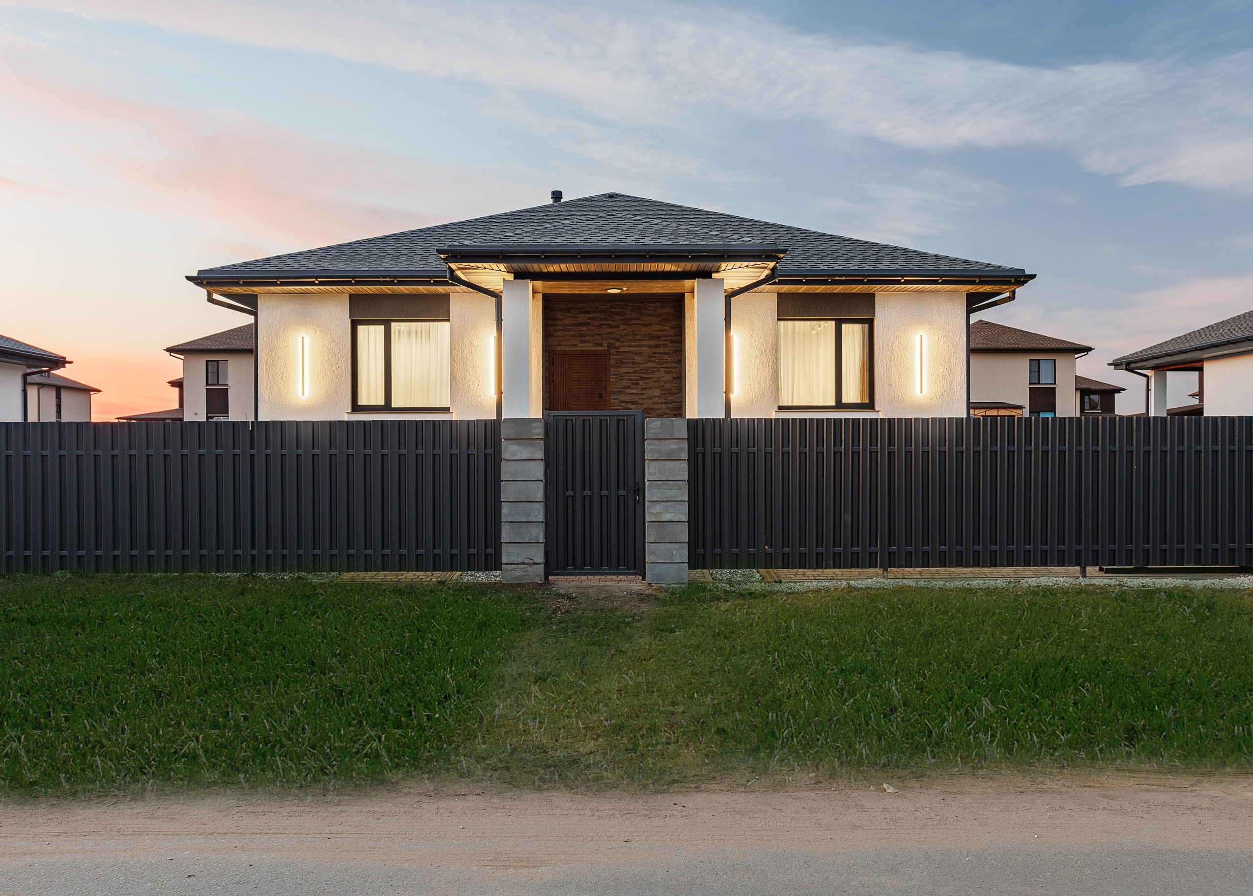 Приглашение профессионального фотографа для фотосъемки дома является обоснованным шагом, который может значительно повлиять на успех в продаже или аренде недвижимости. Задачи, решаемые архитектурным фотографом, и преимущества профессиональной фотосъемки загородной недвижимости подтверждают необходимость такого подхода. Сотрудничество с профессионалом обеспечивает не только качественные изображения, но и способствует экономии времени и повышению ценности объекта