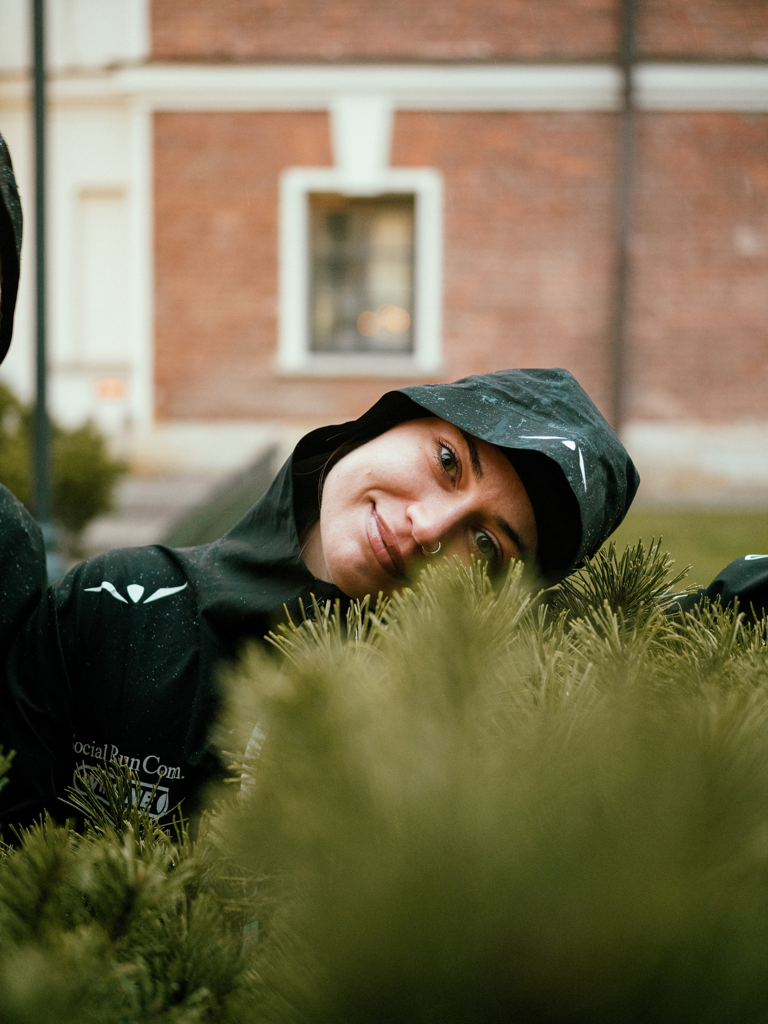 Social Run Community x Anta. Зимняя городская новогодняя фотосессия спортивной одежды от бегового клуба social run community. Портретный и репортажный фотограф в Санкт-Петербурге Смоляков Максим