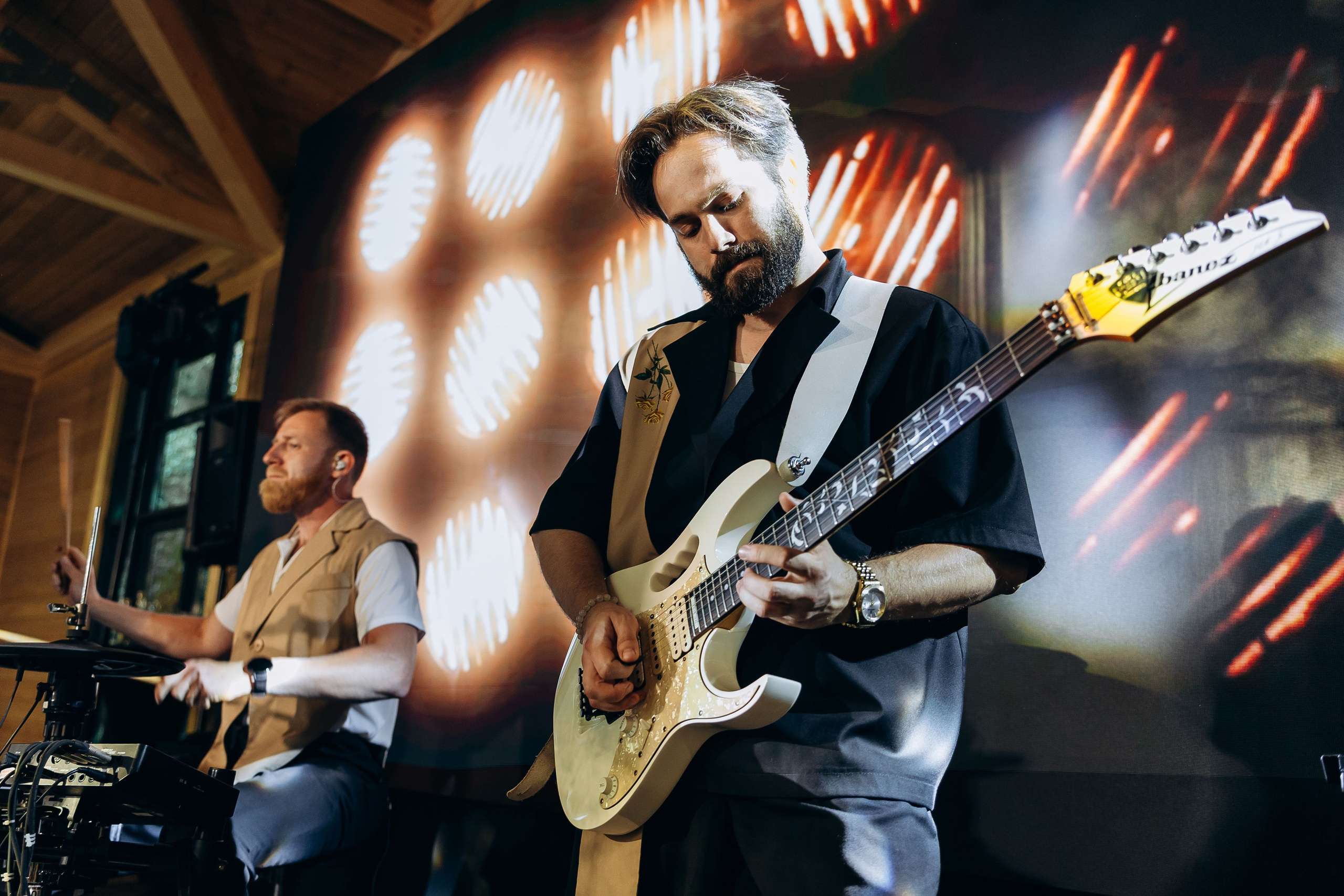 свадебный банкет в Казани.  Татарская кавер-группа MINGAZOV. Площадка Веранда Лес. Свадебный фотограф Казань