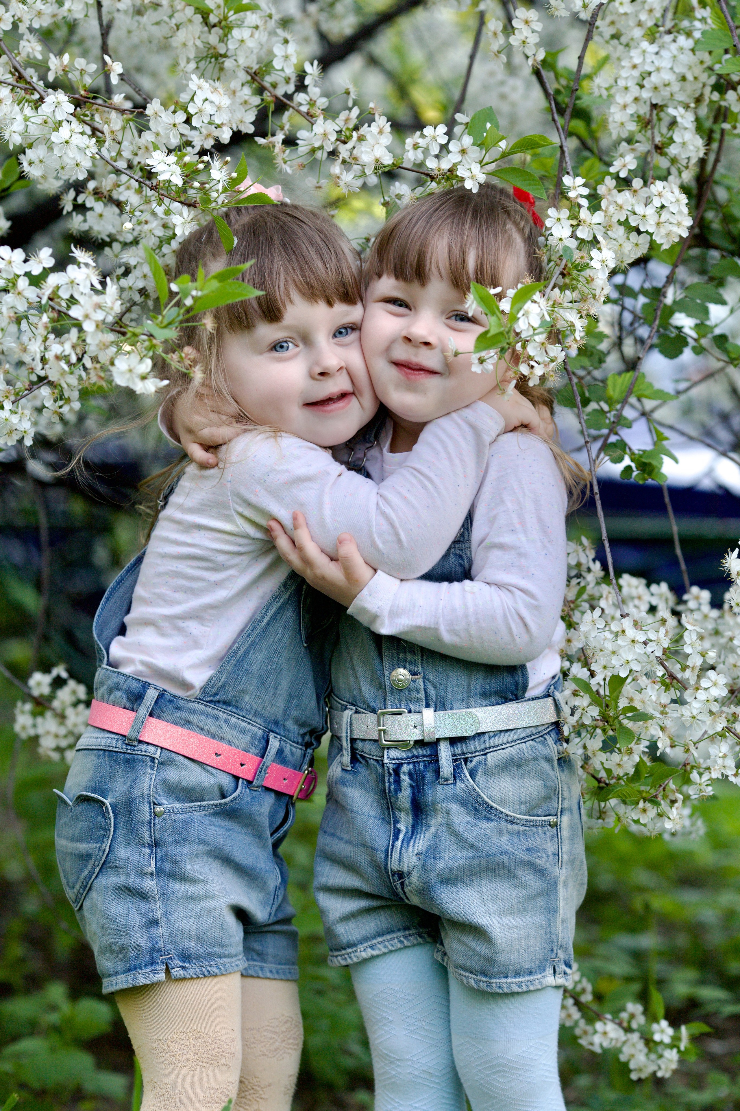 Фотосессия близняшек весной. Школьные выпускные альбомы в Москве Марина Николаева