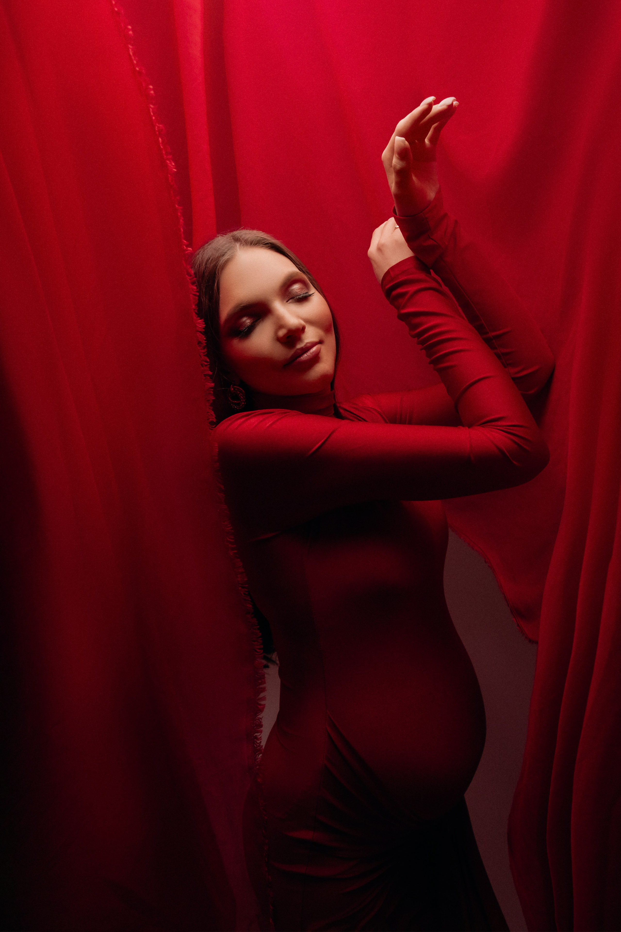 Анастасия. Фотосессия беременности на циклораме платьях. Фотограф в Москве Ольга Сатони