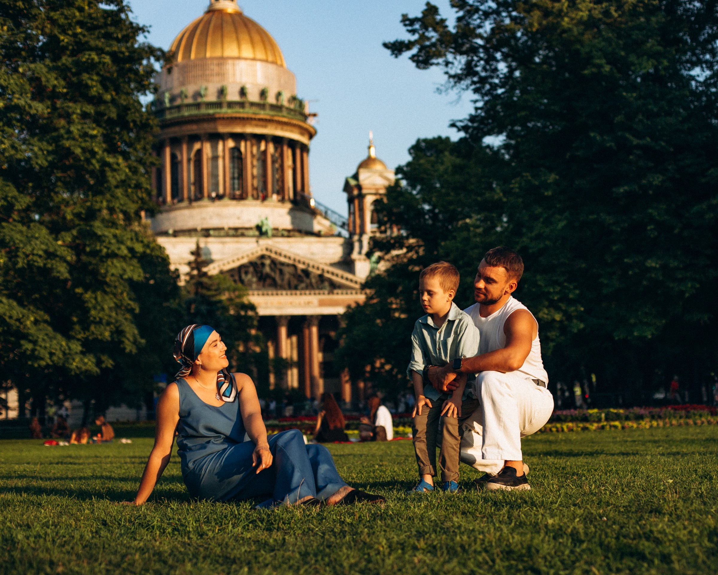 Наталья с семьей в июле. Фотопрогулка в Петербурге. Индивидуальный и семейный фотограф в Санкт-Петербурге