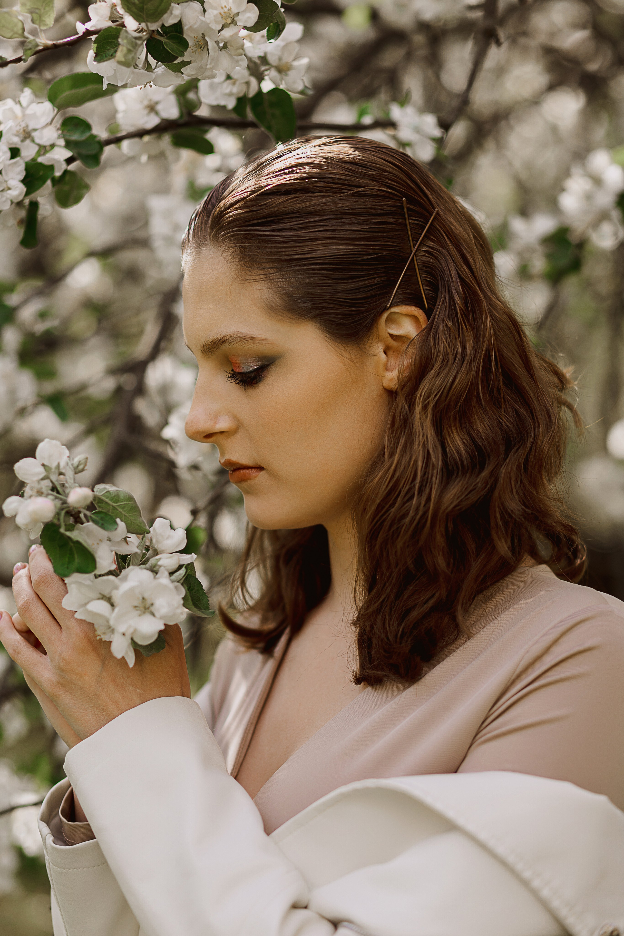 Женская фотосессия в цветущем саду. Семейный и женский фотограф в Москве Надежда Воробьева