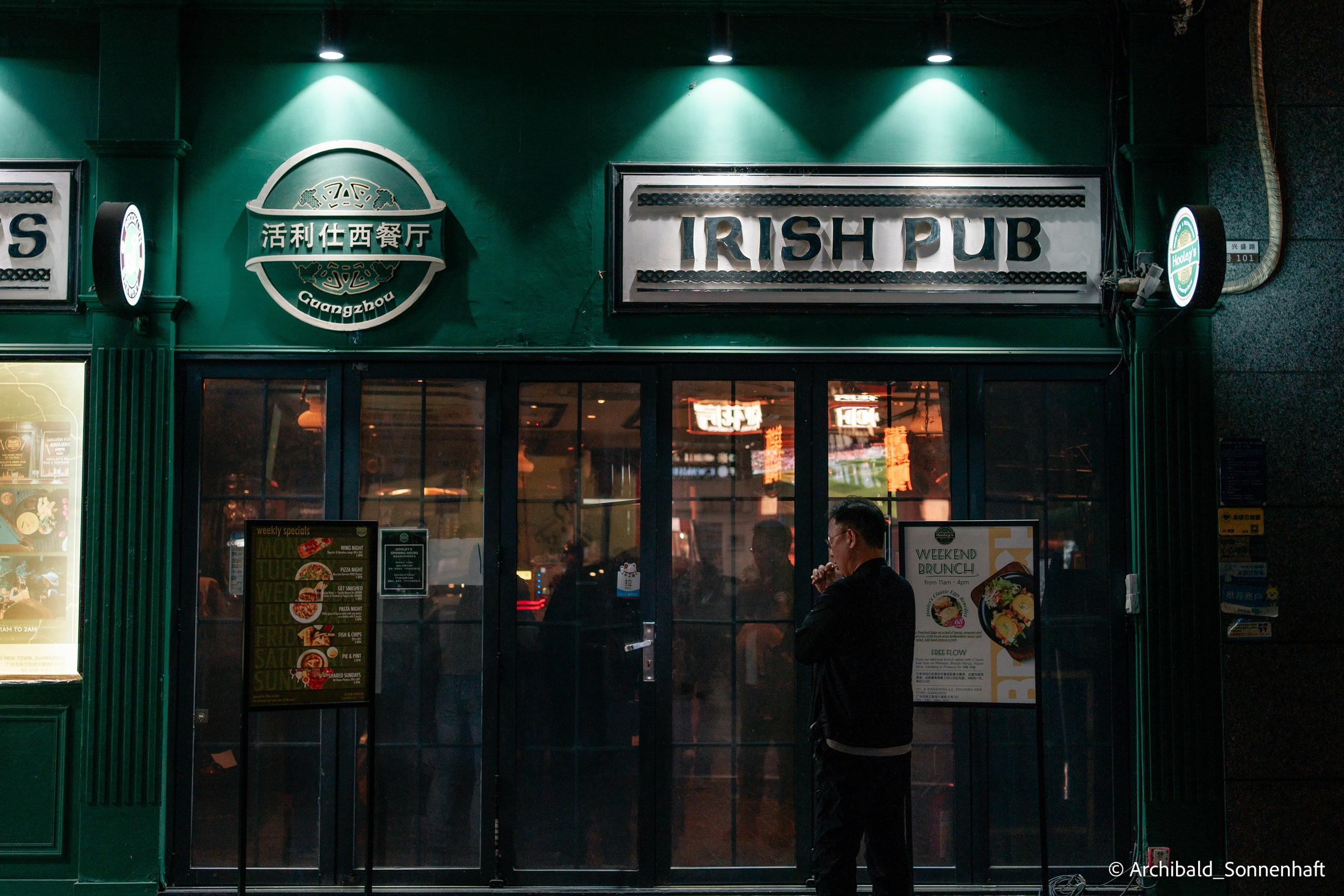 Cat, squirrel, japanese food and stand-up. Photographer in Guangzhou, China. Archibald Sonnenhaft