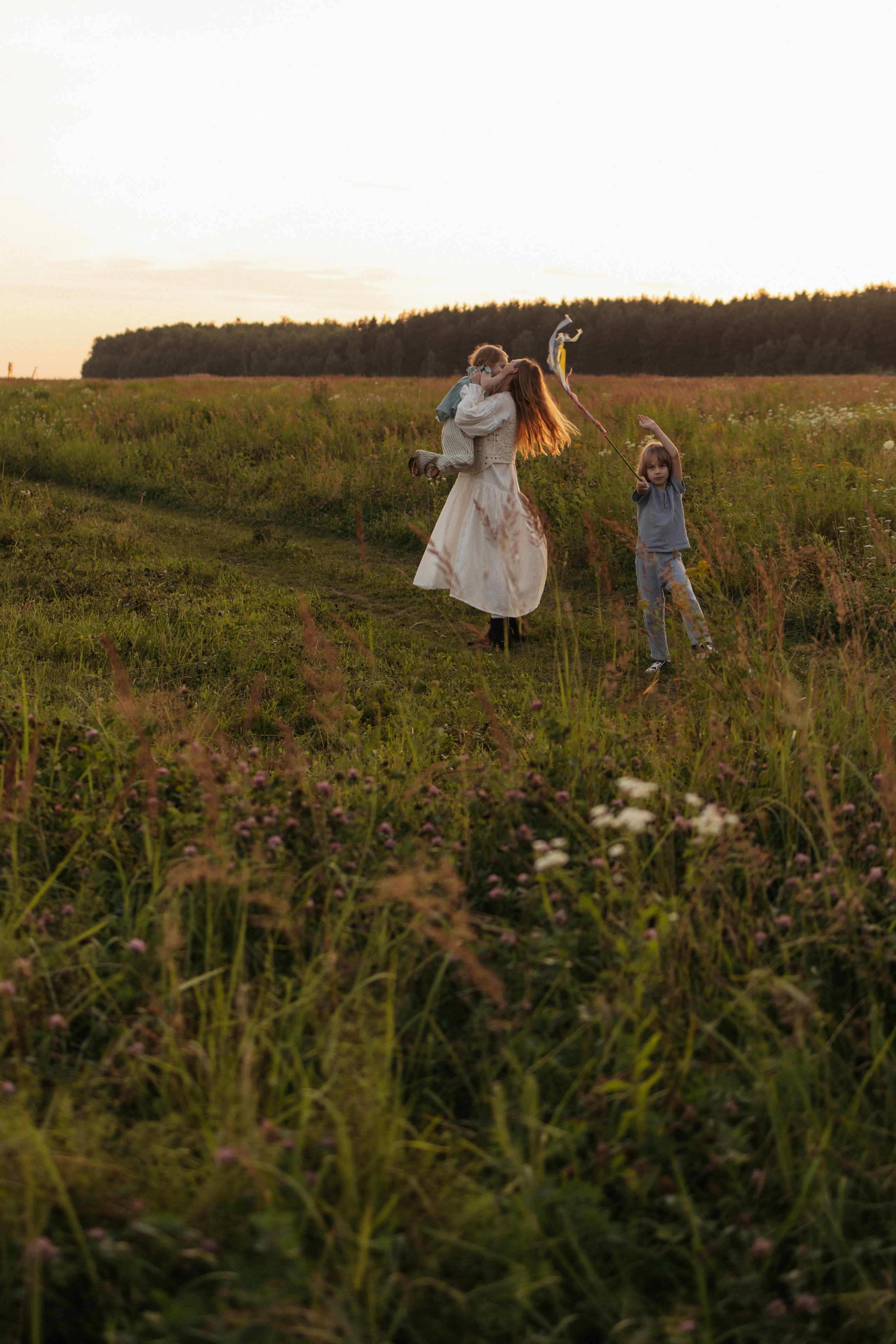 Семейная фотосессия в поле. Семейный фотограф в Москве Марина Петра