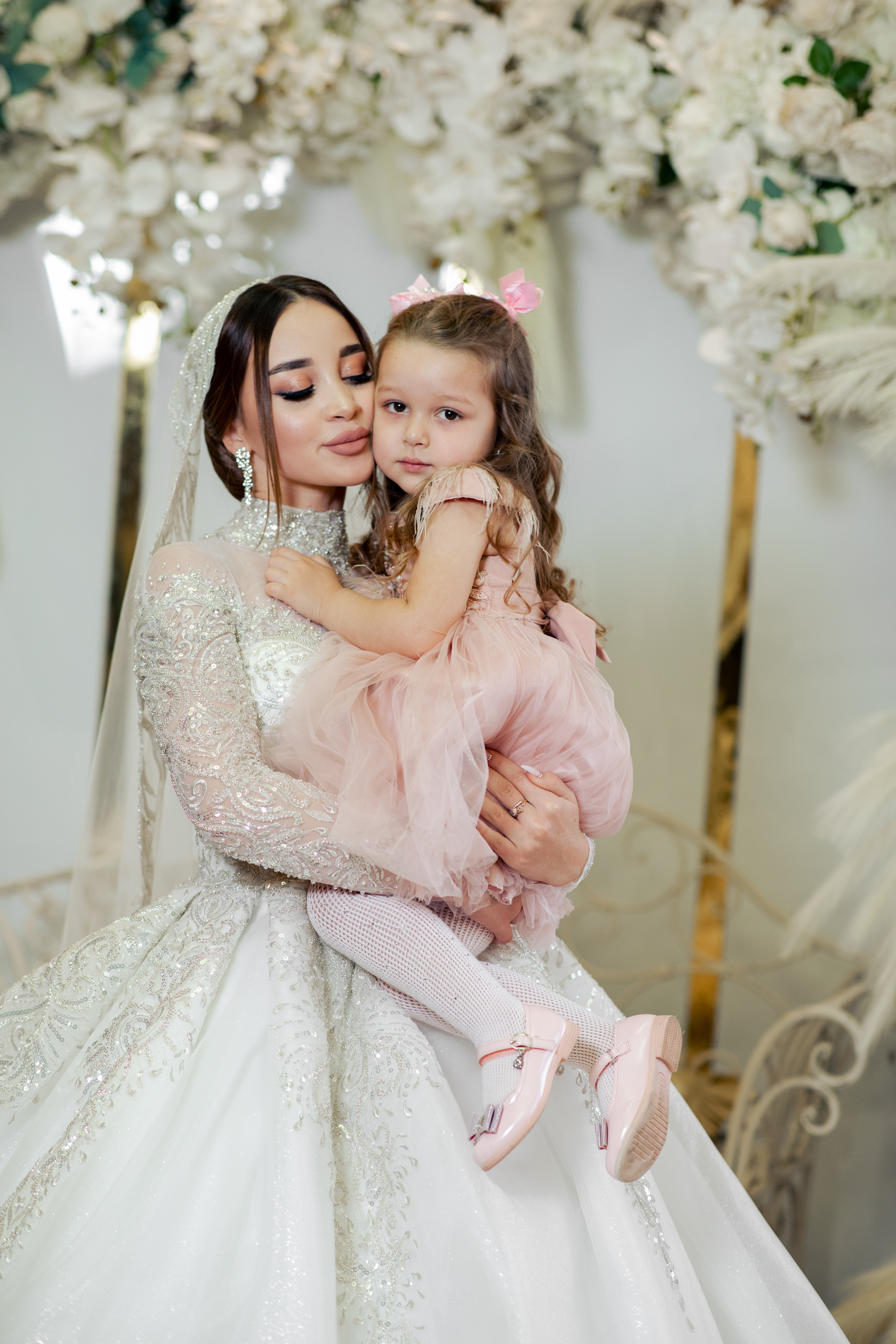 Саша и Аделина. Меня зовут Влад, я свадебный и семейный фотограф