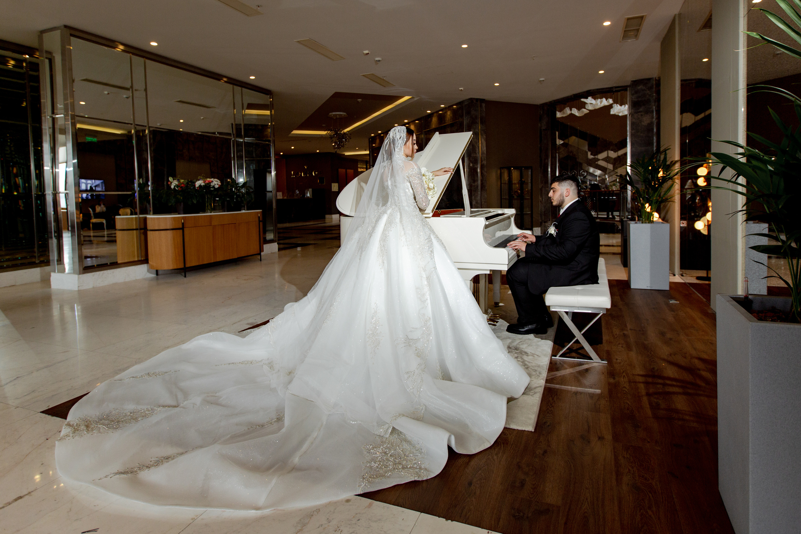 Саша и Аделина. Меня зовут Влад, я свадебный и семейный фотограф