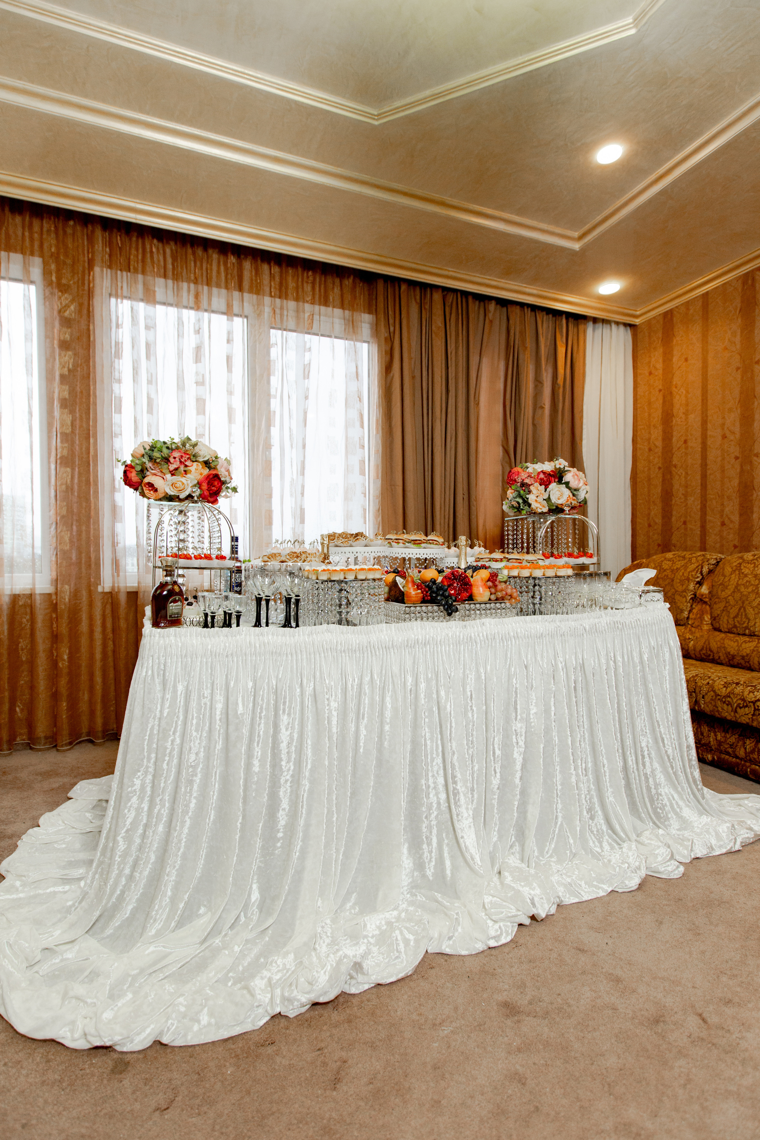 Саша и Аделина. Меня зовут Влад, я свадебный и семейный фотограф