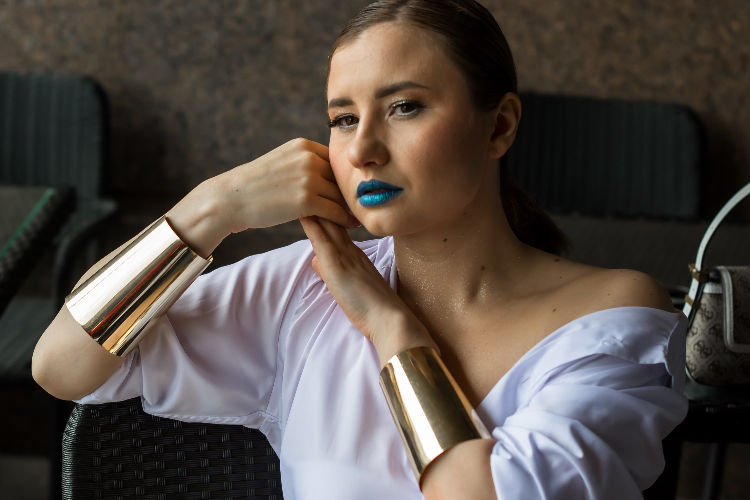 На фото девушка в белой рубашке руки у лица.