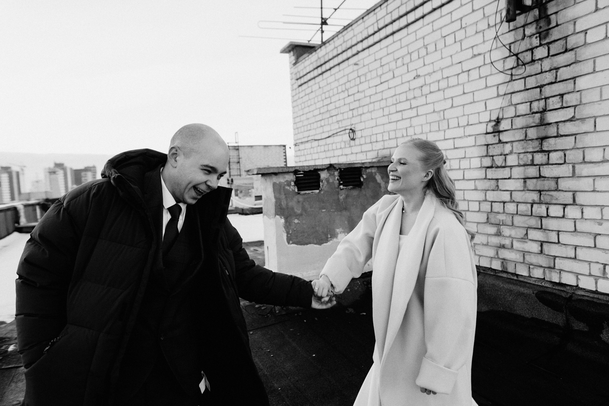 Свадебная пара на крыше девятиэтажного дома, панорама города Тюмень