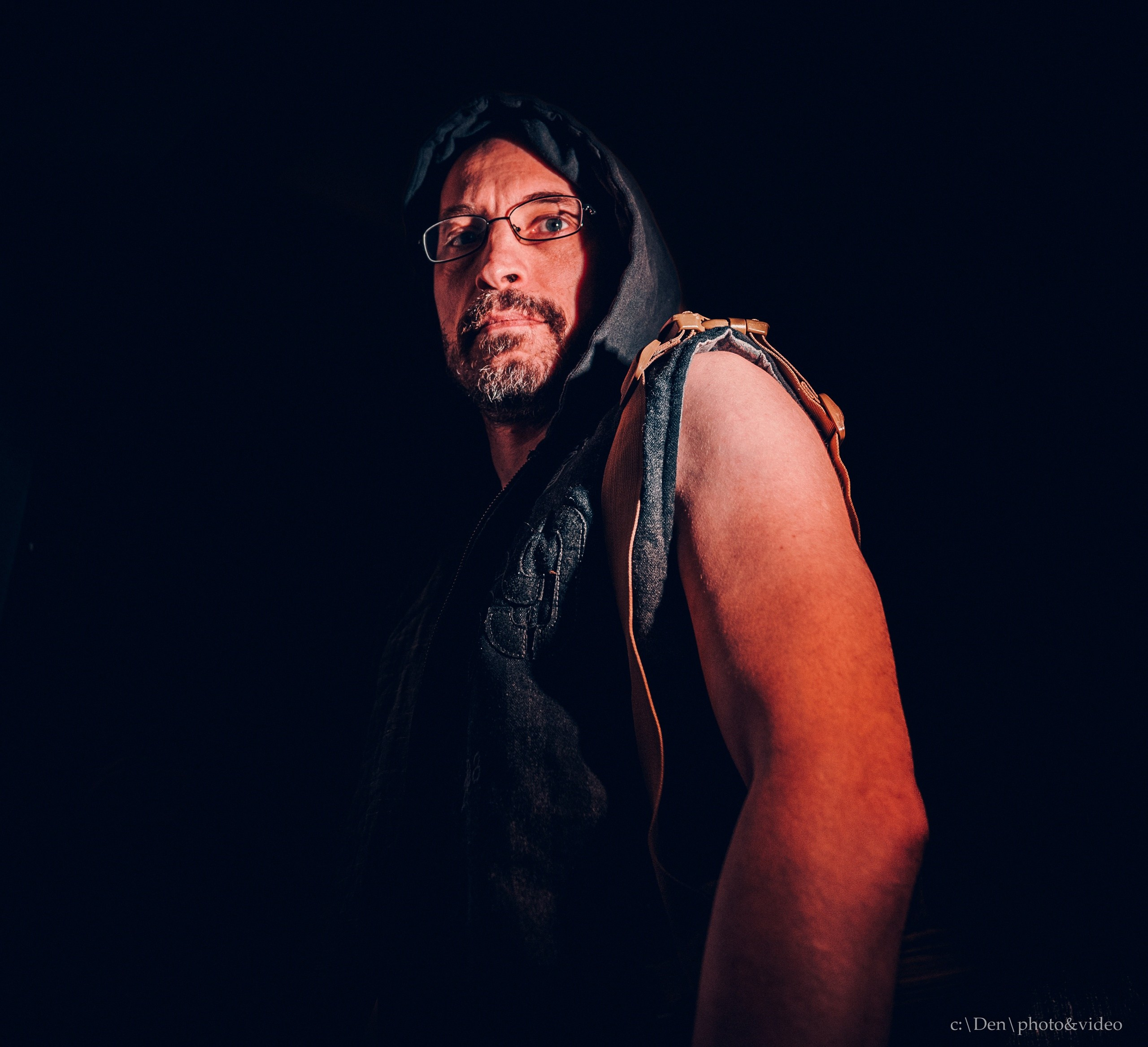 Достать ножи. Инди фотограф и видеограф в Курске Денис Смирнов