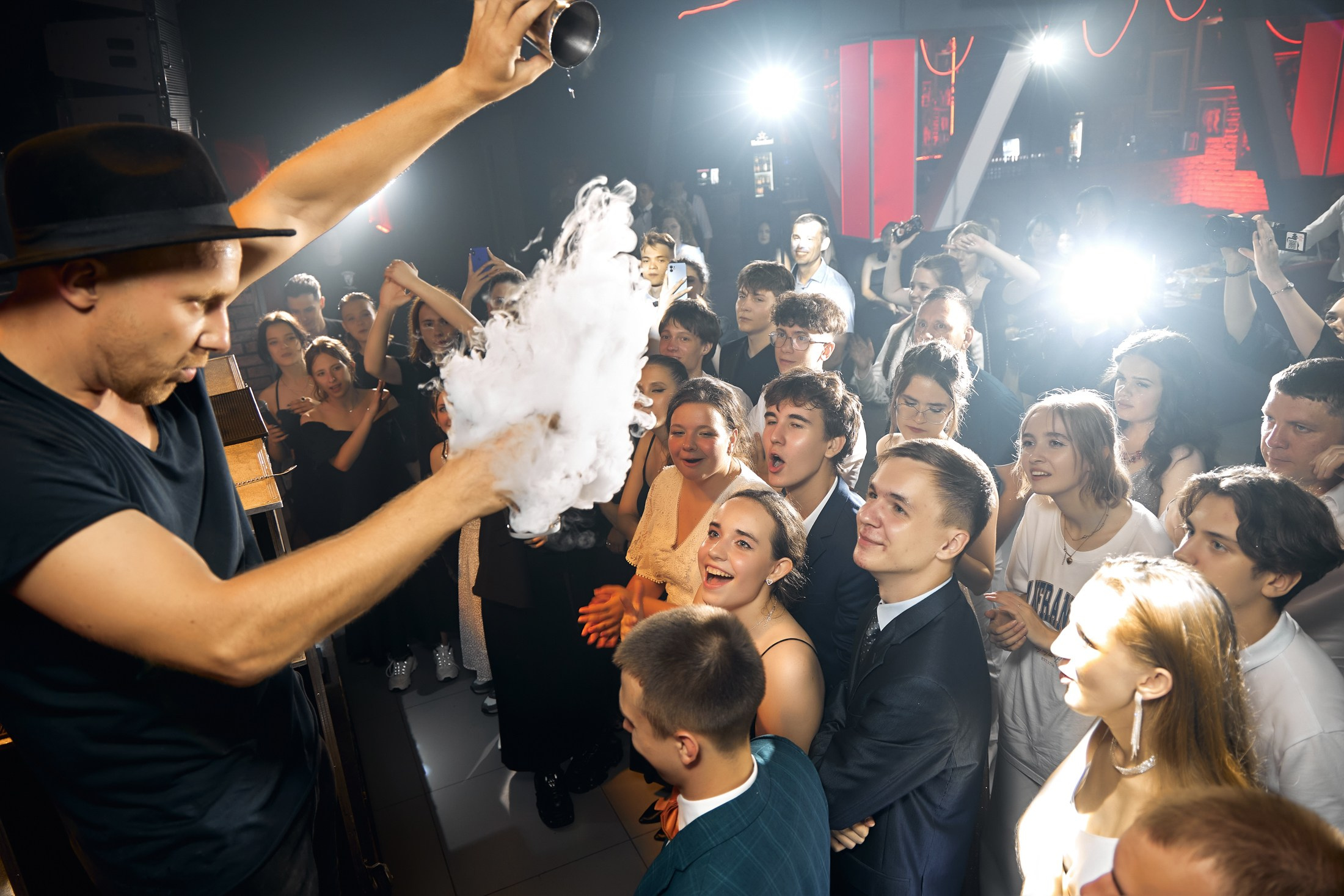 Фотограф на выпускной. Свадебный репортажный и фуд фотограф в Барнауле Гайфулин Виталий