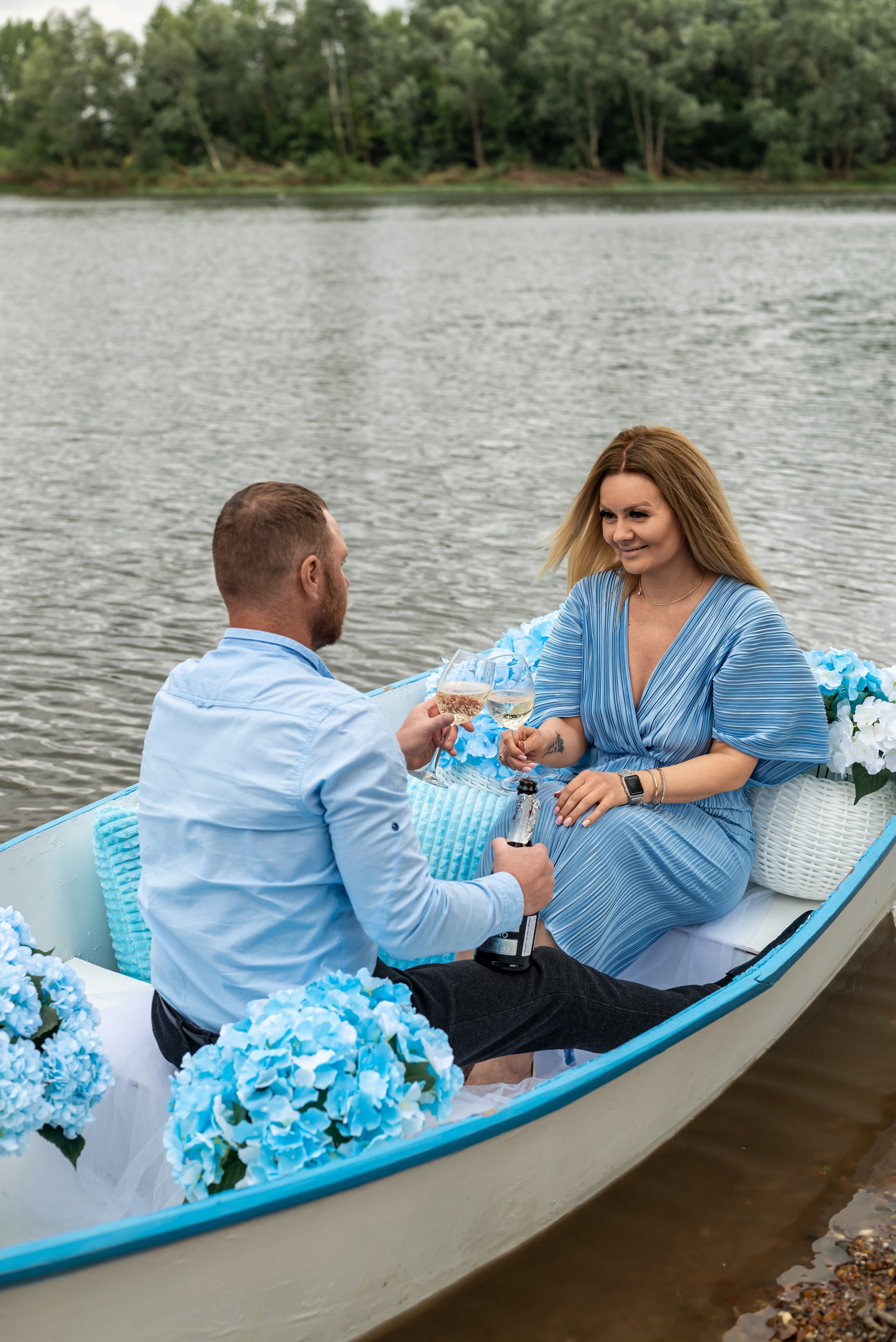 Фотопроект на лодке с голубыми гортензиями. Фотограф в городе Салават