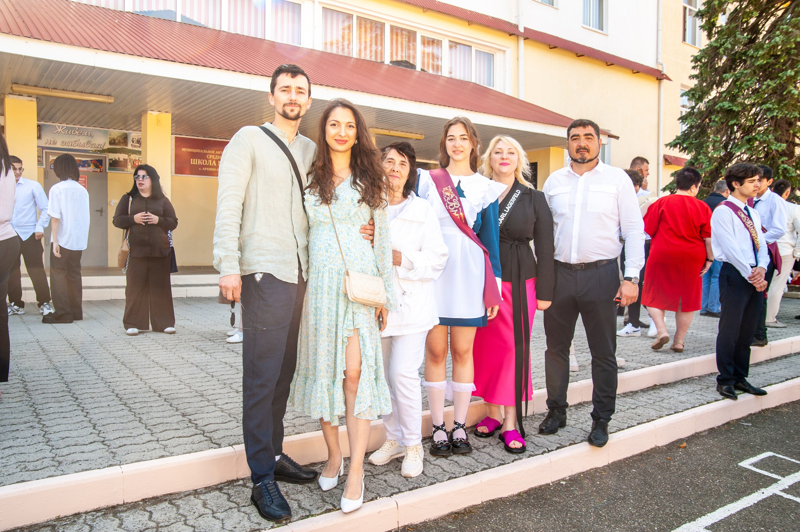 Последний Звонок МАОУ СОШ № 17 им. Эдуарда Есаяна — Архипо-Осиповка. Свадебный и семейный фотограф Денис Лукьянов в Краснодаре, Краснодарском крае и Республике Крым