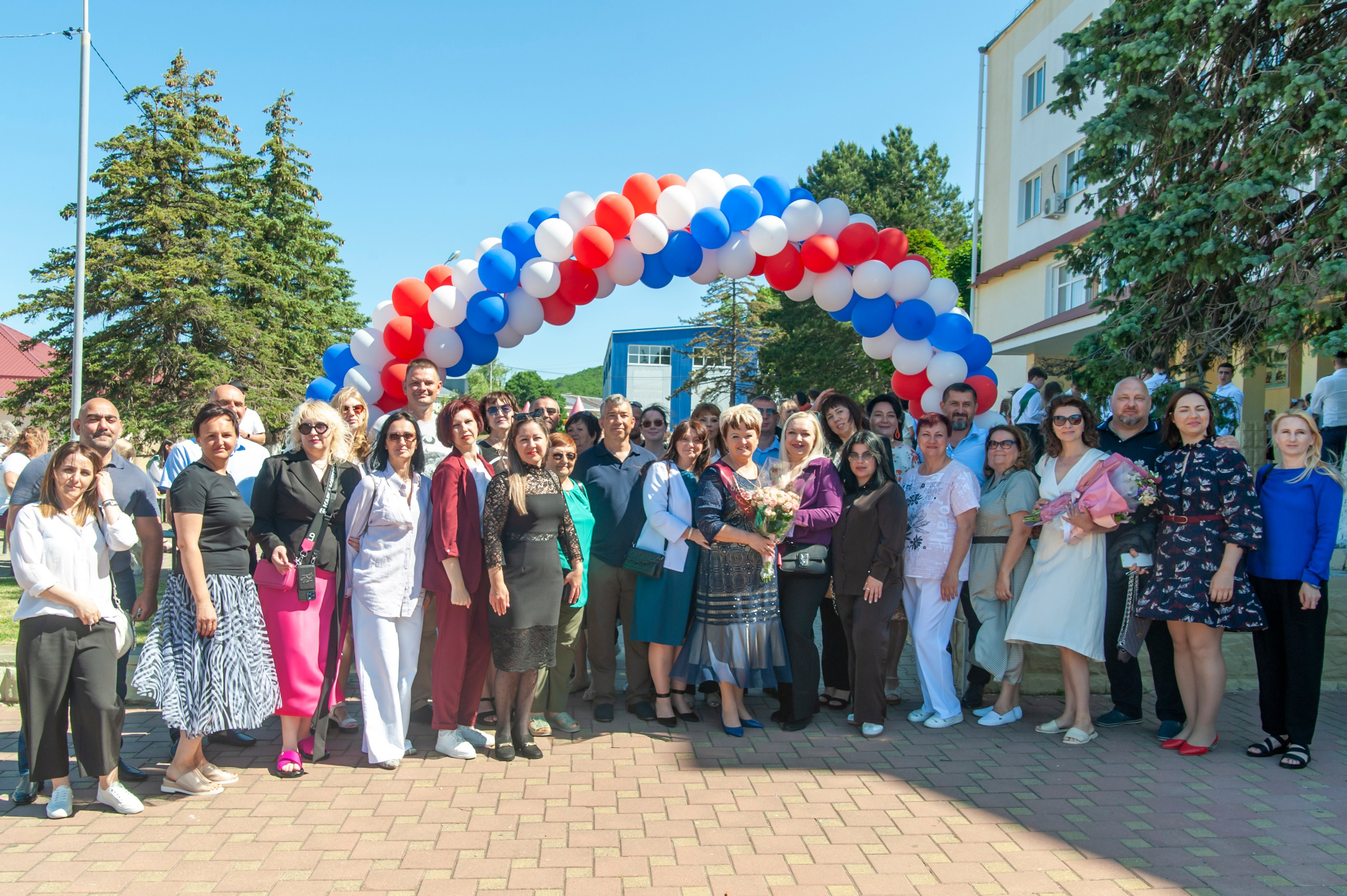 Последний Звонок МАОУ СОШ № 17 им. Эдуарда Есаяна — Архипо-Осиповка. Свадебный и семейный фотограф Денис Лукьянов в Краснодаре, Краснодарском крае и Республике Крым