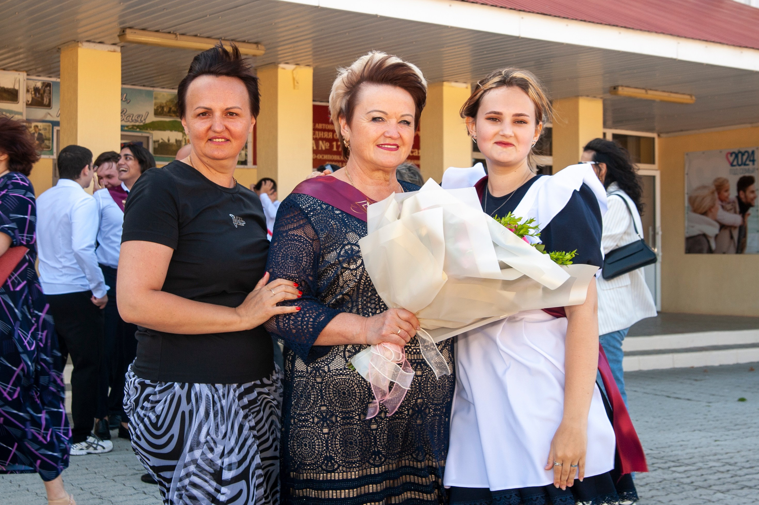 Последний Звонок МАОУ СОШ № 17 им. Эдуарда Есаяна — Архипо-Осиповка. Свадебный и семейный фотограф Денис Лукьянов в Краснодаре, Краснодарском крае и Республике Крым