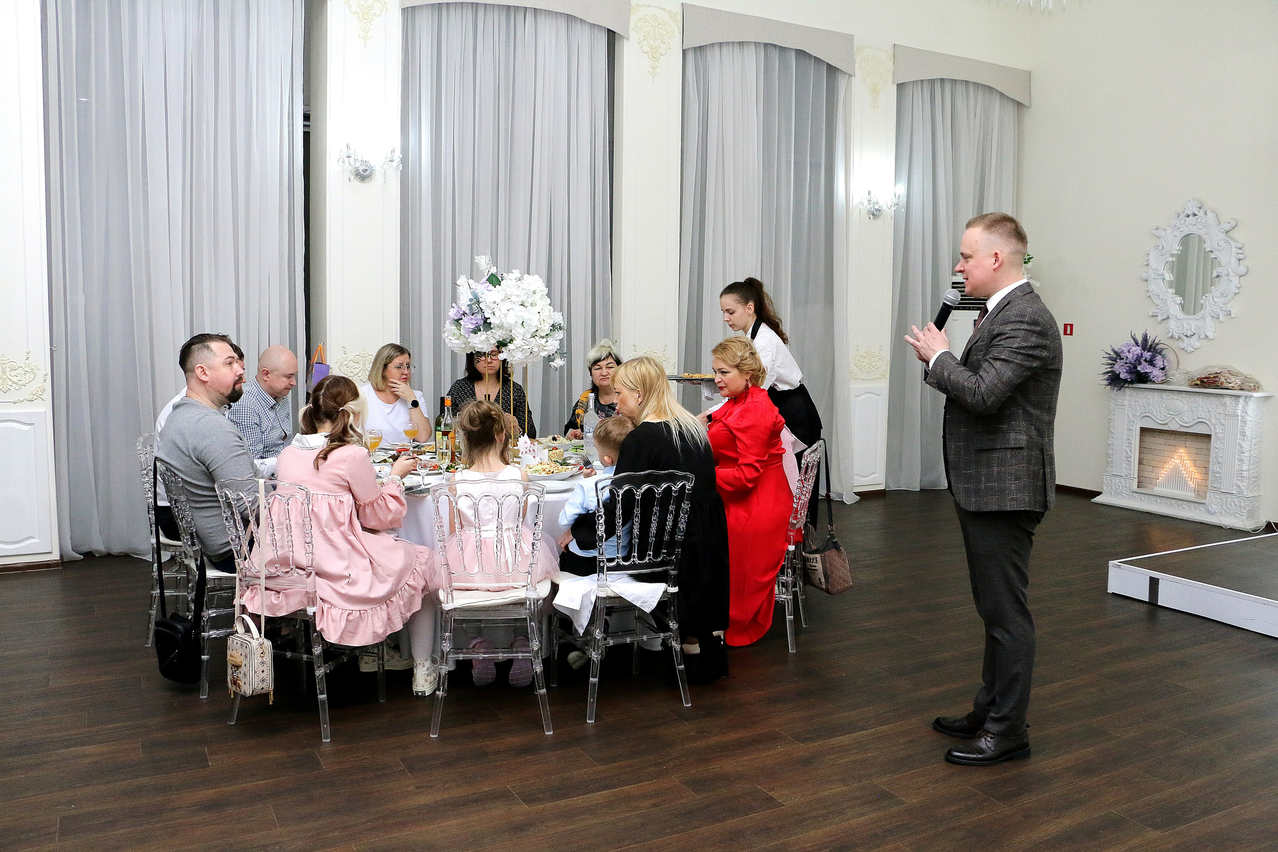 Ведущий гостям на юбилее всем не дает скучать вообще