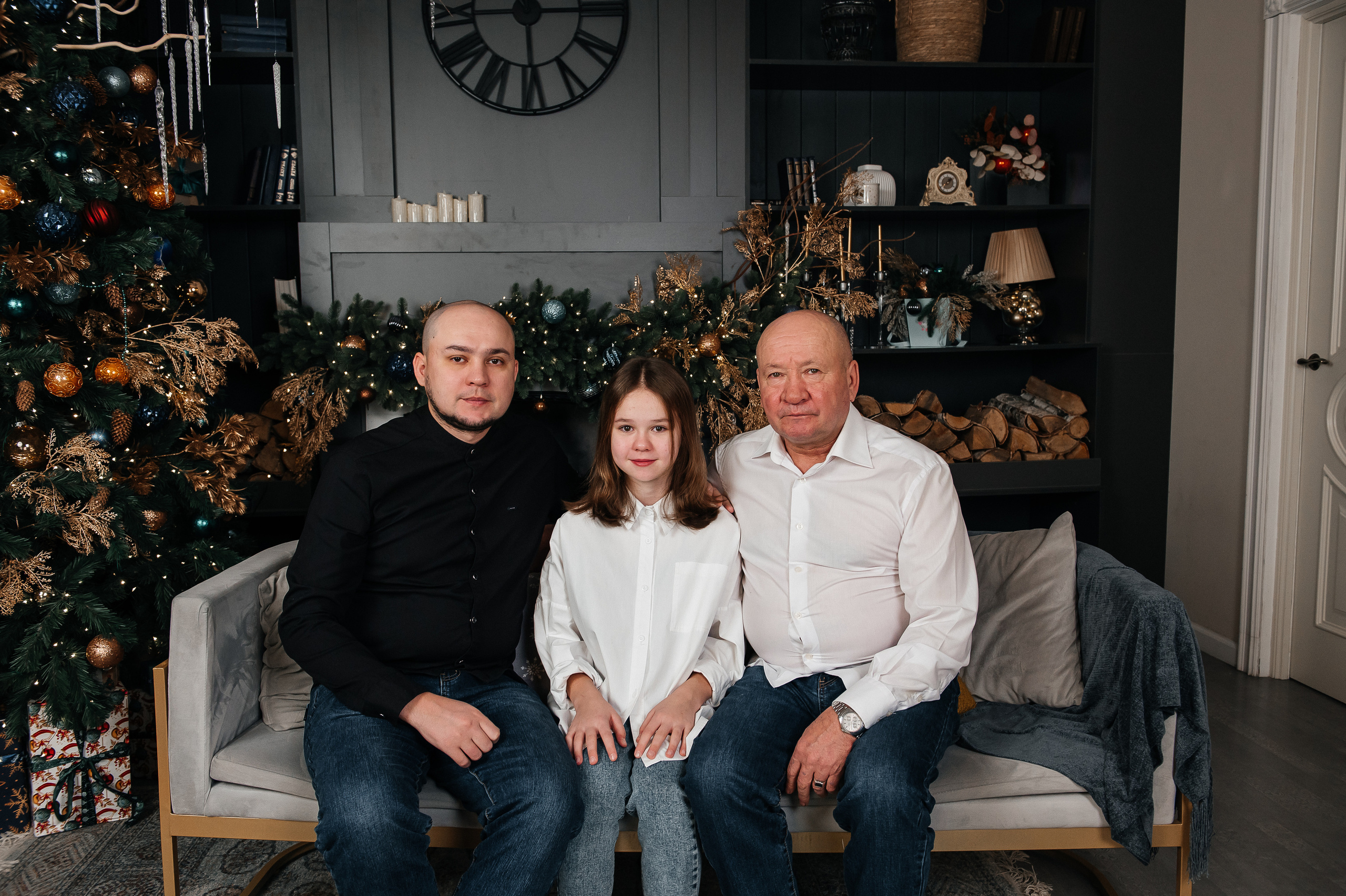 Собрались три поколения: родители, дети и внучка. Фотограф в Сургуте Светлана Гибадуллина
