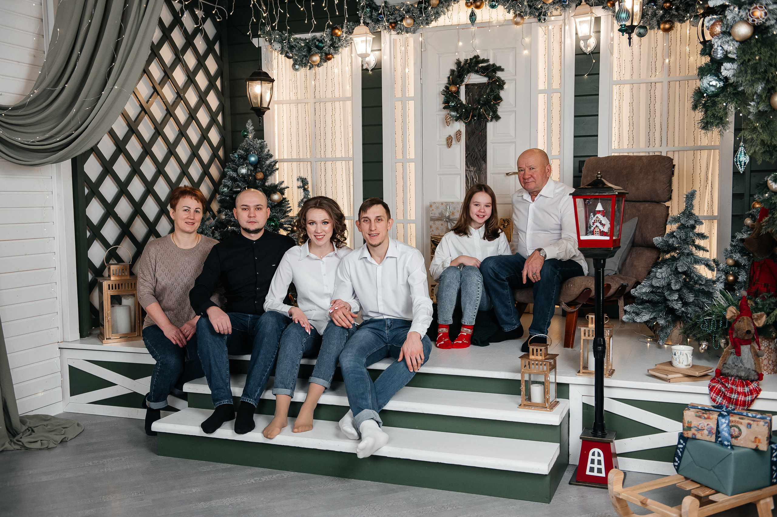 Собрались три поколения: родители, дети и внучка. Фотограф в Сургуте Светлана Гибадуллина