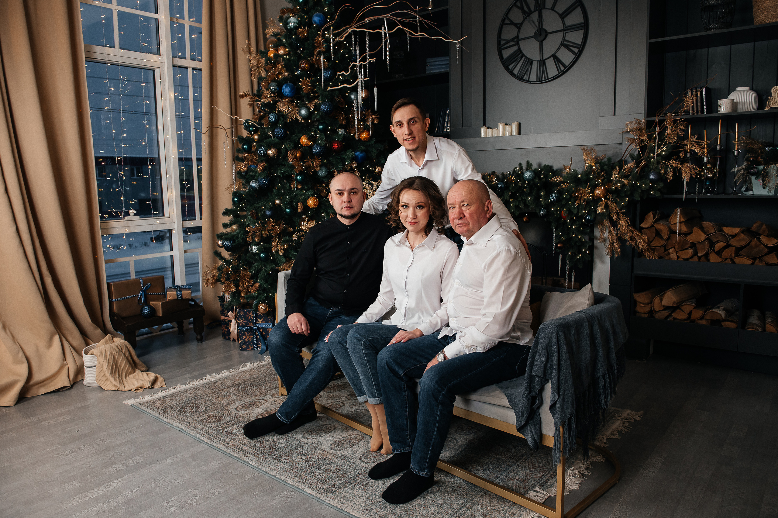 Собрались три поколения: родители, дети и внучка. Фотограф в Сургуте Светлана Гибадуллина