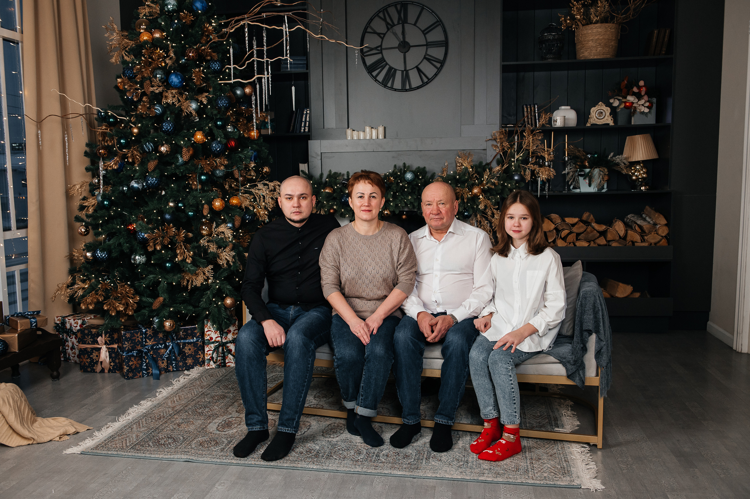 Собрались три поколения: родители, дети и внучка. Фотограф в Сургуте Светлана Гибадуллина