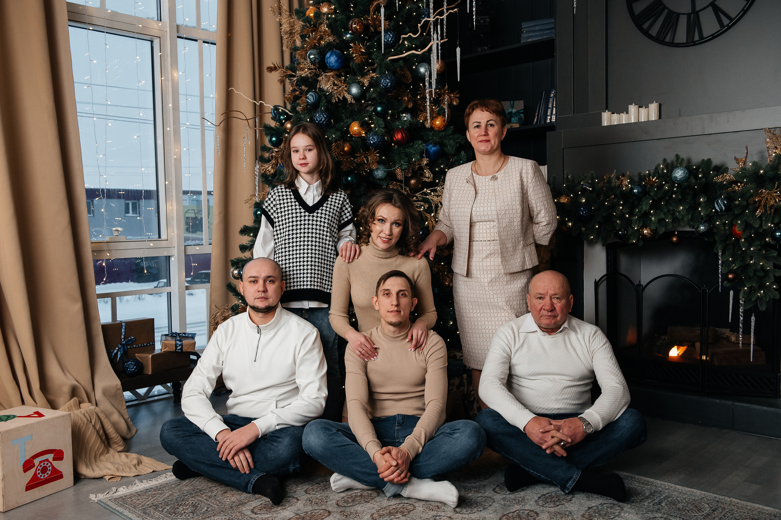 Собрались три поколения: родители, дети и внучка. Фотограф в Сургуте Светлана Гибадуллина