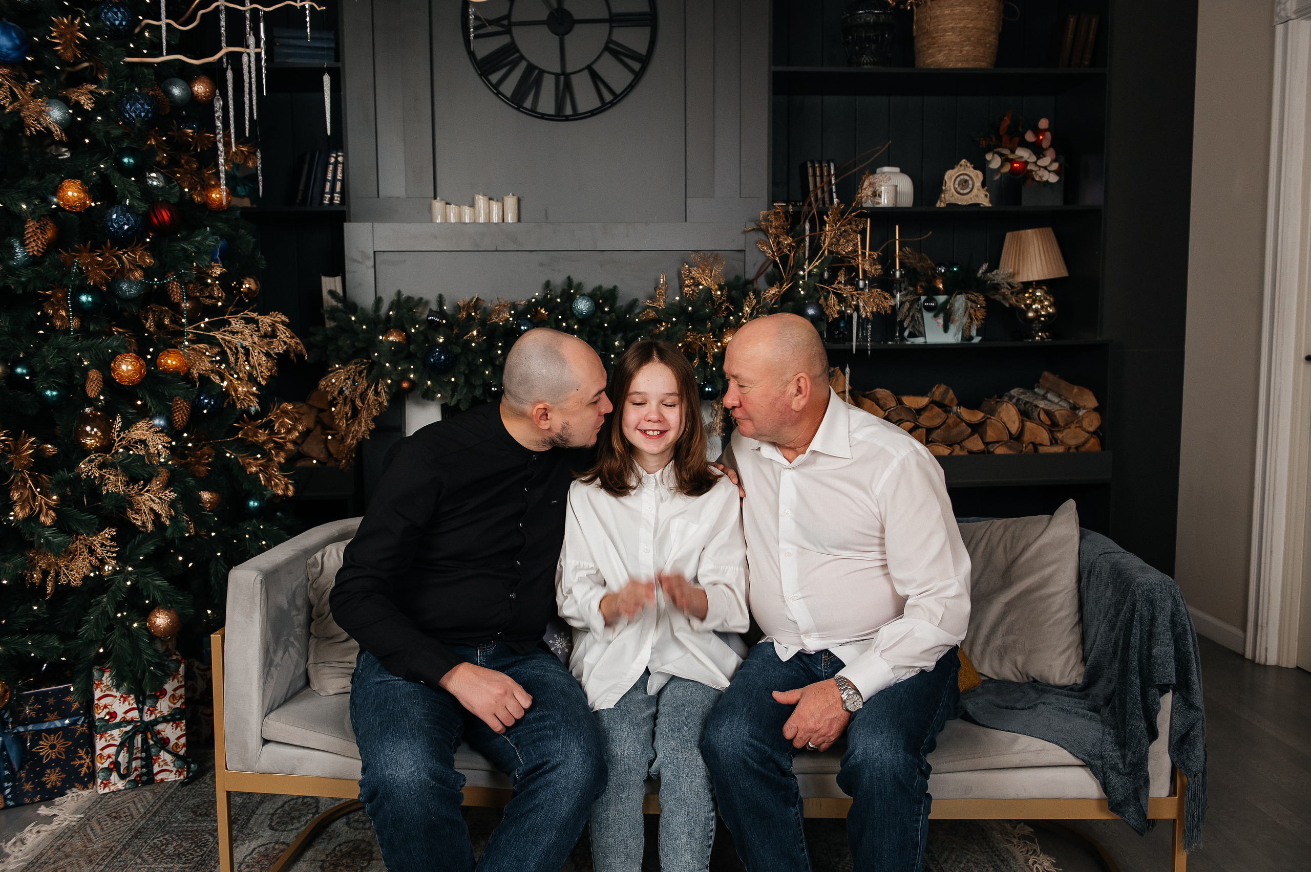 Собрались три поколения: родители, дети и внучка. Фотограф в Сургуте Светлана Гибадуллина