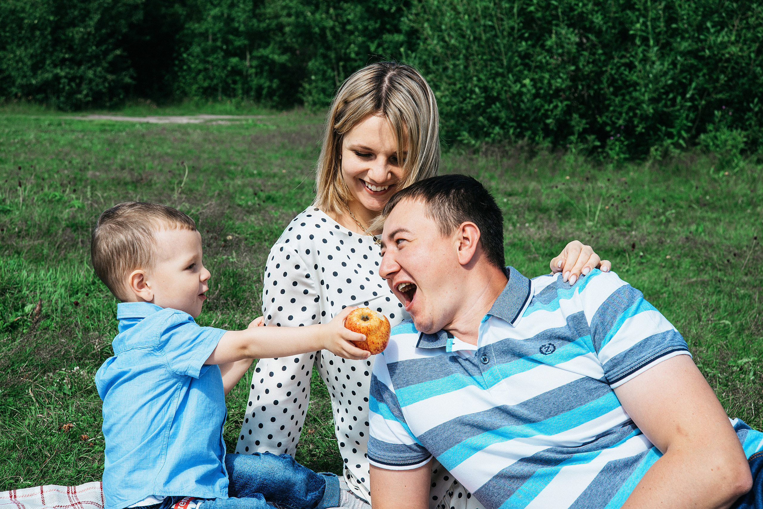 Алина устроила пикник для семьи. Фотограф в Сургуте Светлана Гибадуллина