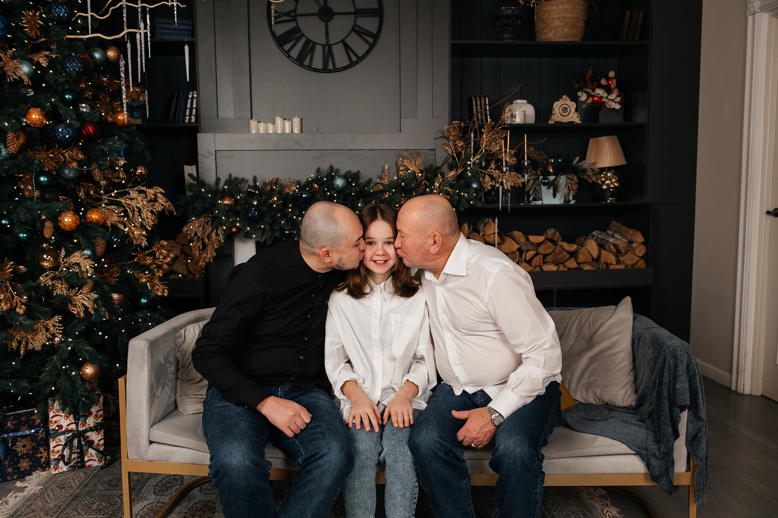 Собрались три поколения: родители, дети и внучка. Фотограф в Сургуте Светлана Гибадуллина