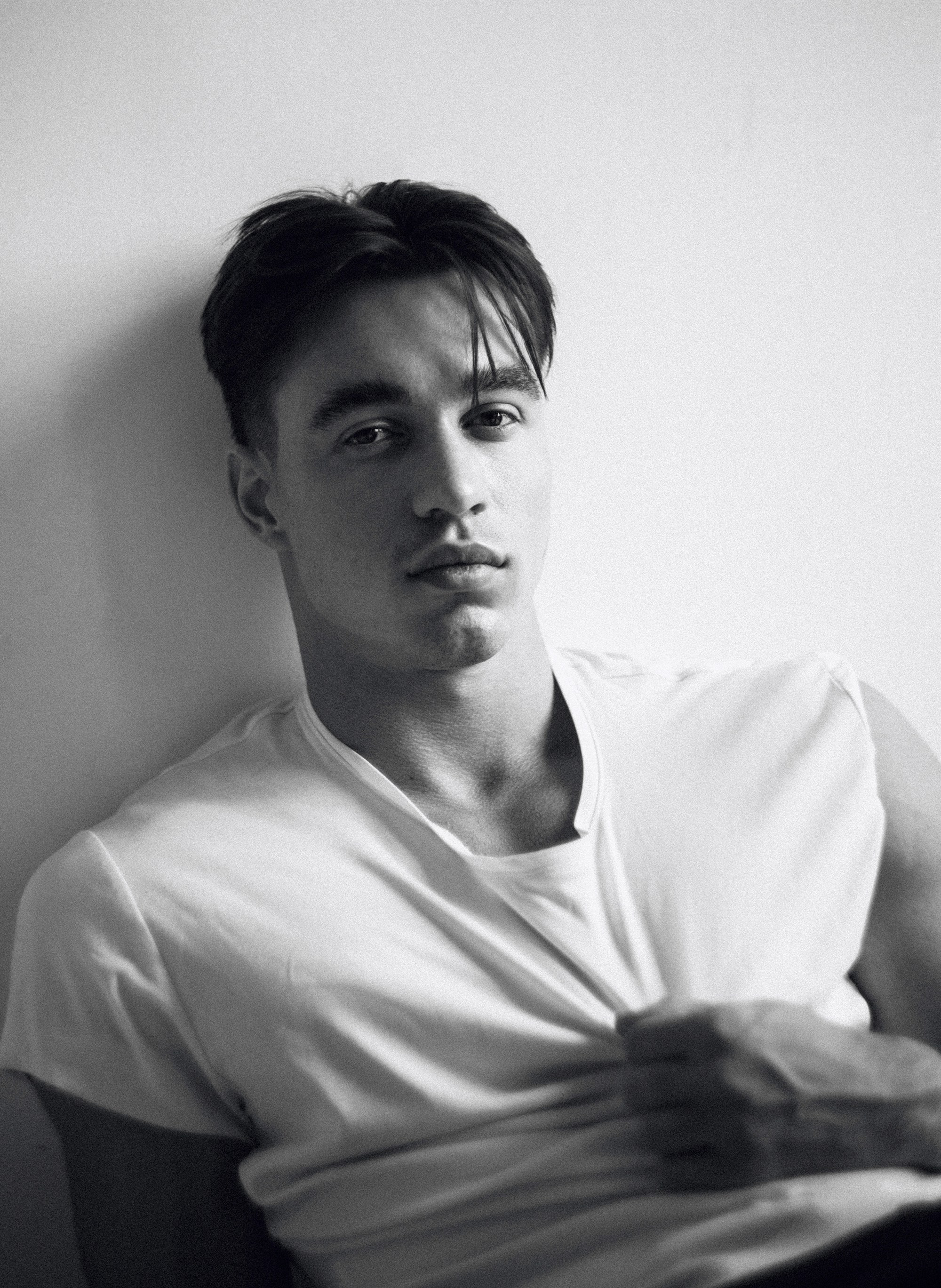 Мужской студийный портрет. Фотограф Лазарина Кучменова