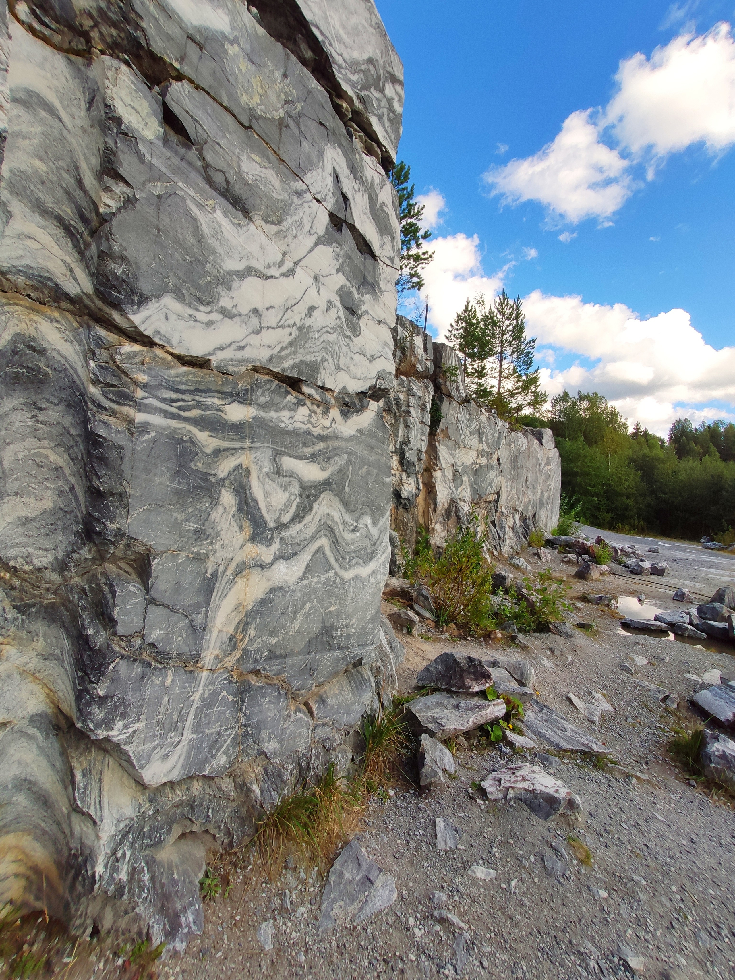 Тот случай, когда гора выглядит как стена дворца или станции метро