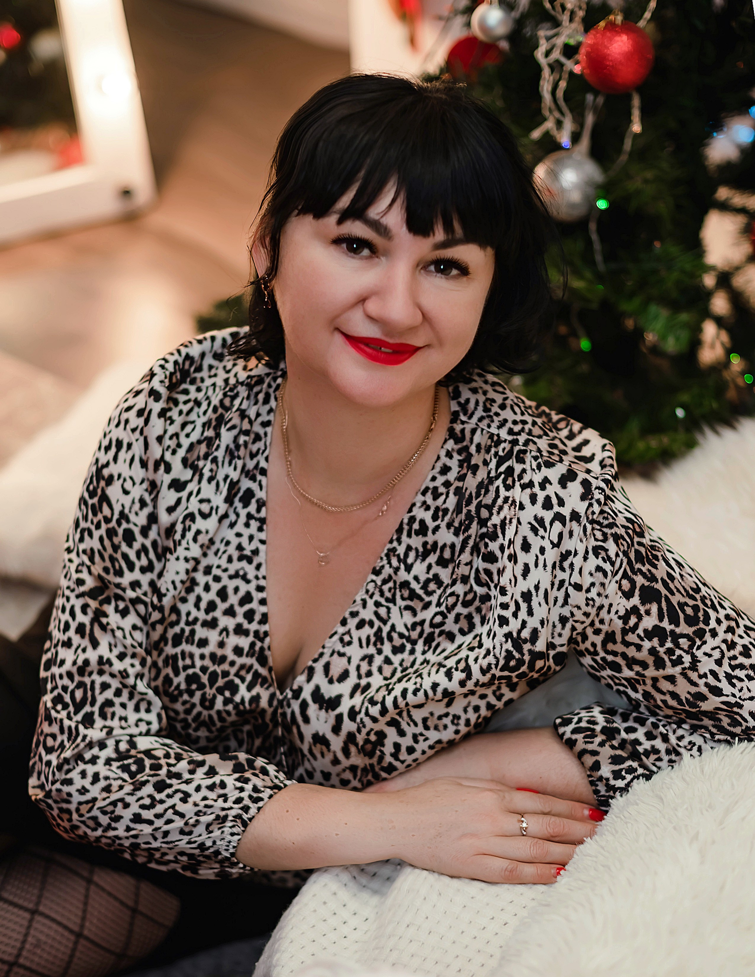 На фото девушка на новый год.