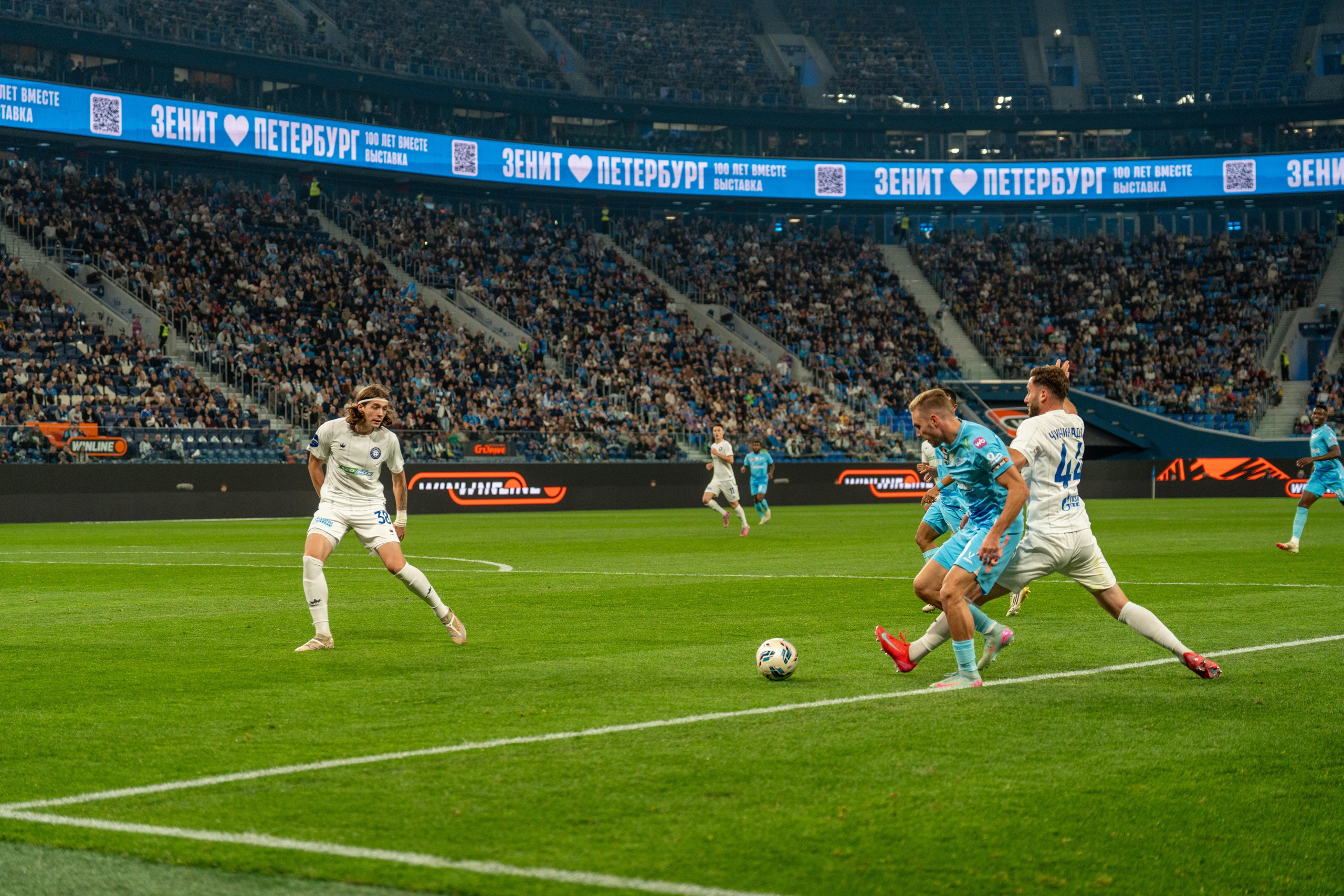 Репортажная спорт-съемка: момент атаки Зенита против Оренбурга на Газпром Арене