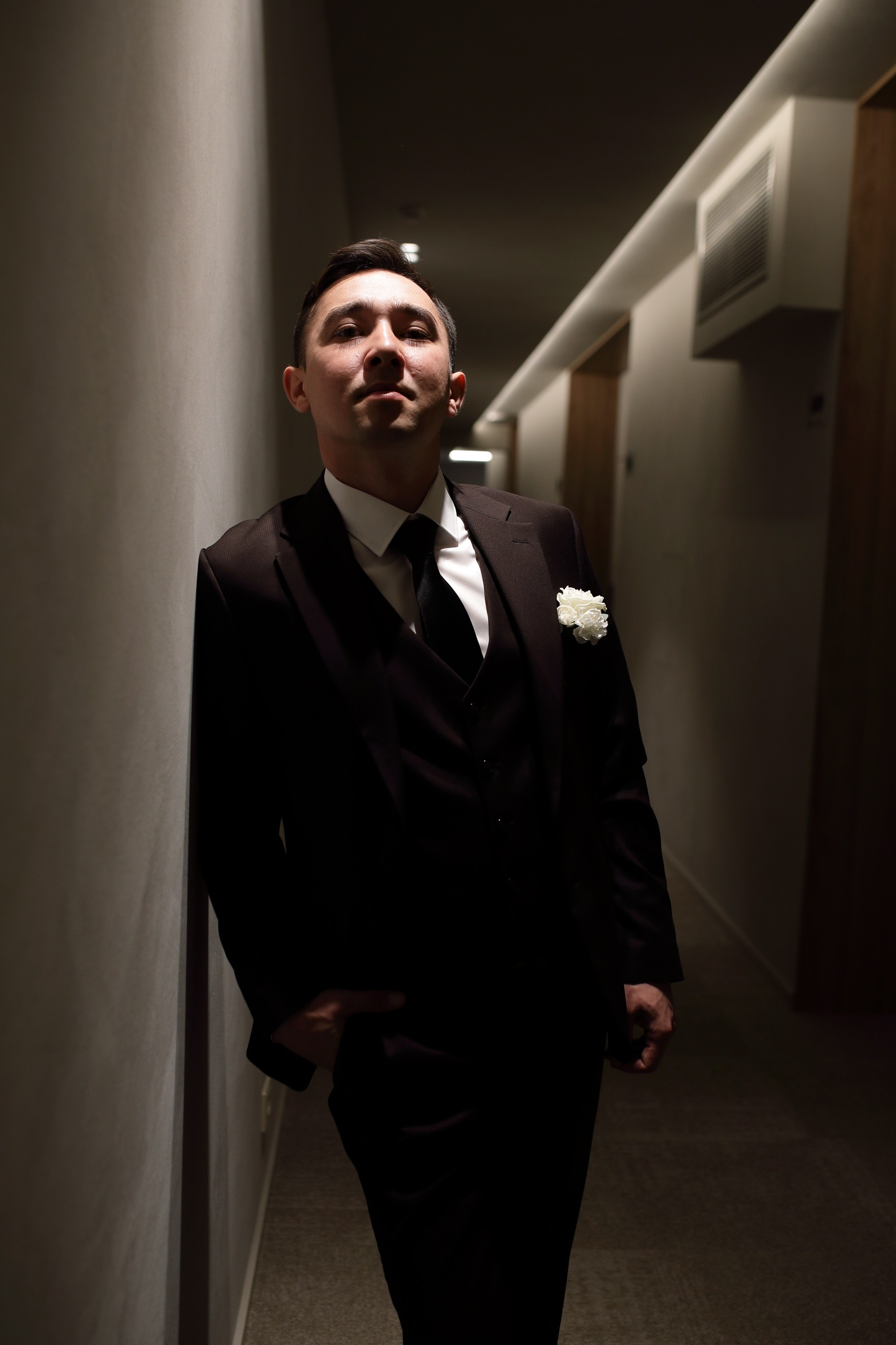 портрет жениха в коридоре