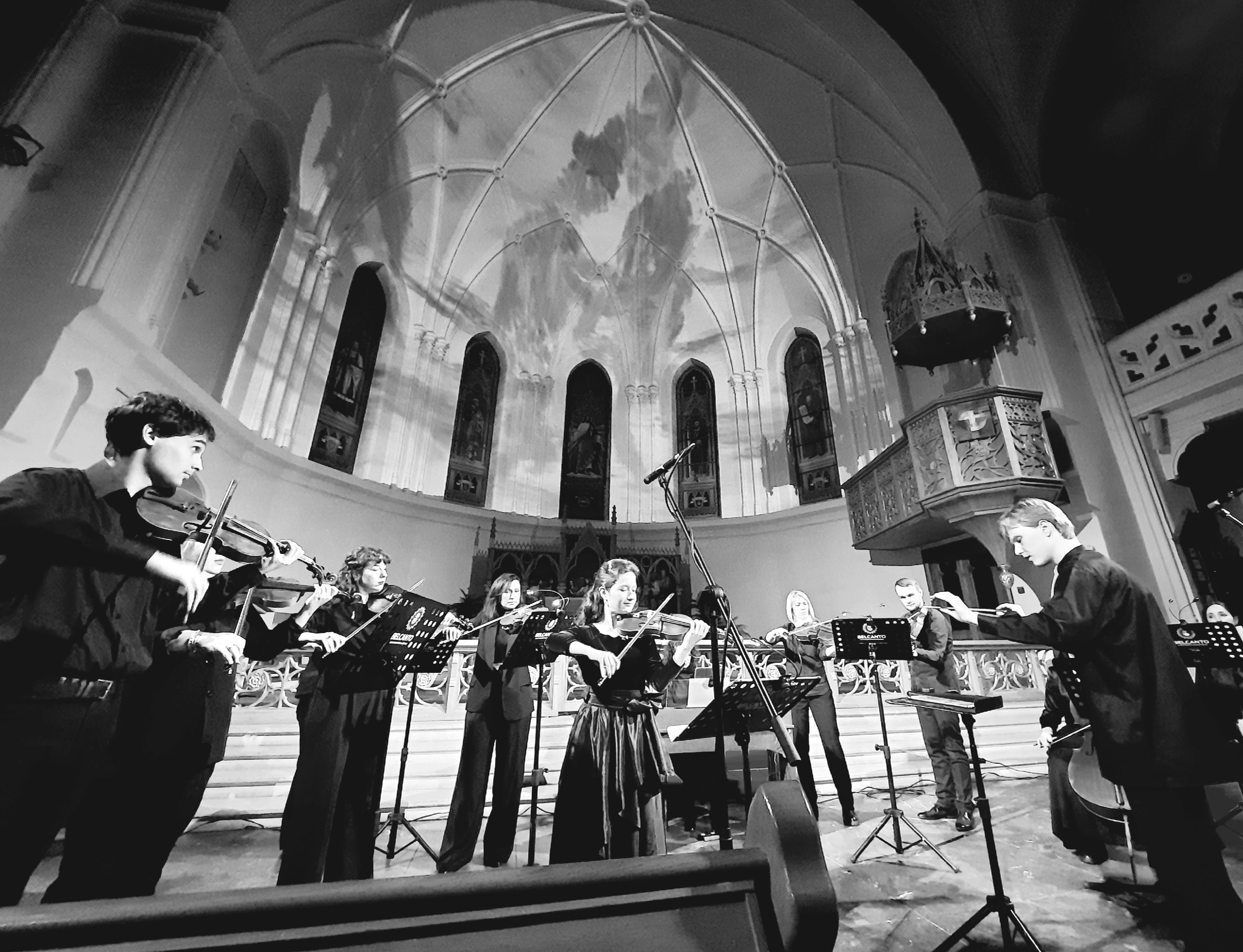 На сцене. Скрипачка Анна Савкина