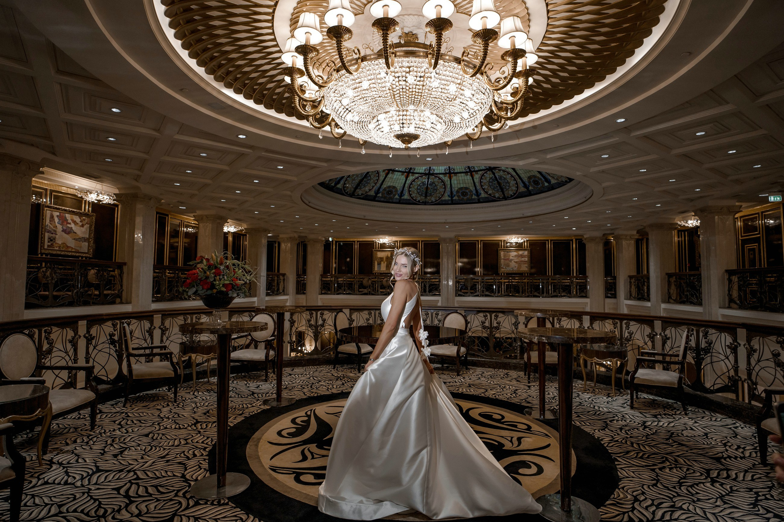 Свадебная фотосессия в отеле St. Regis Москва Никольская. Свадебный и семейный фотограф в Москве Светлана Зоткина