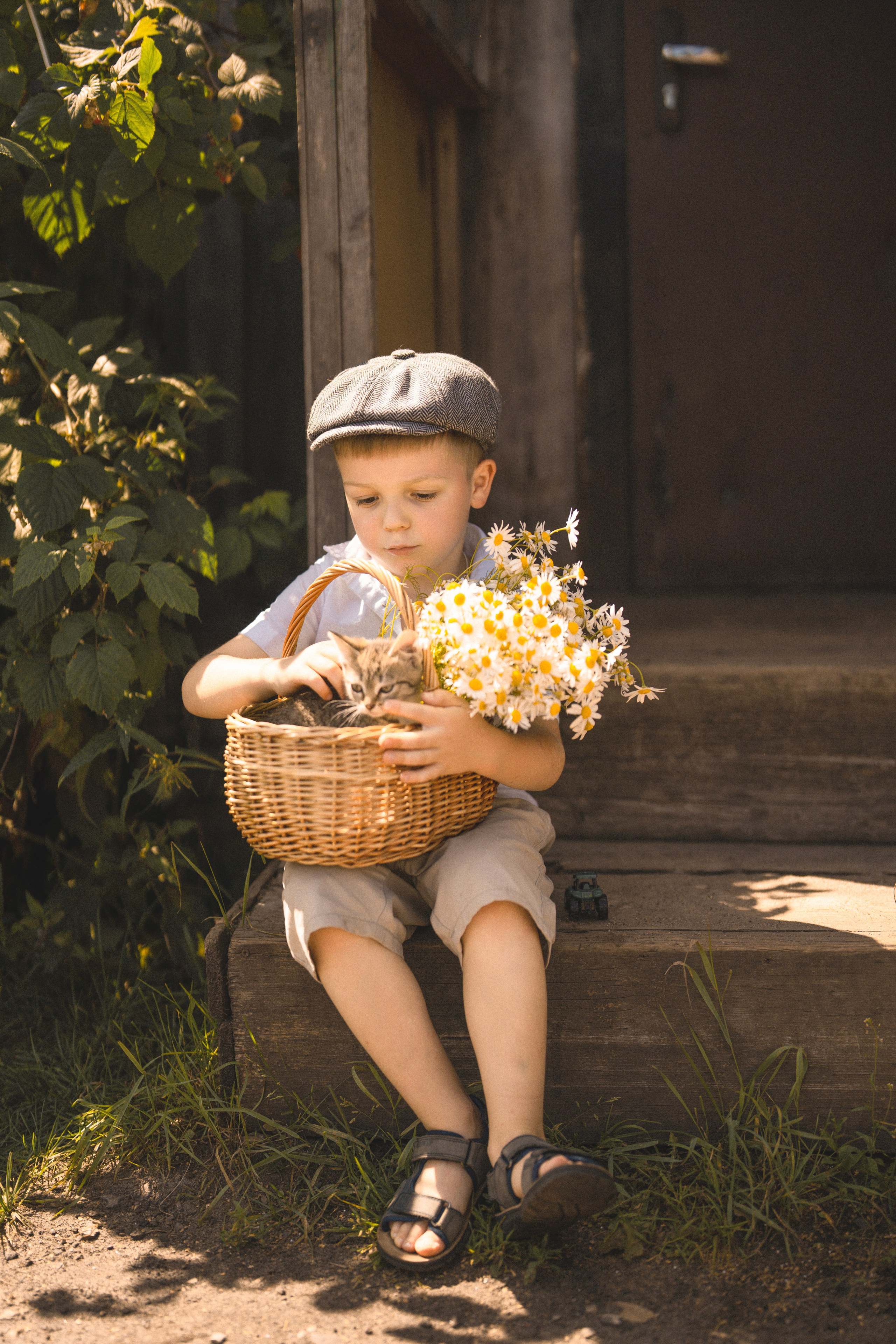 Постановочная детская фотосессия с реквизитом в ностальгическом стиле.