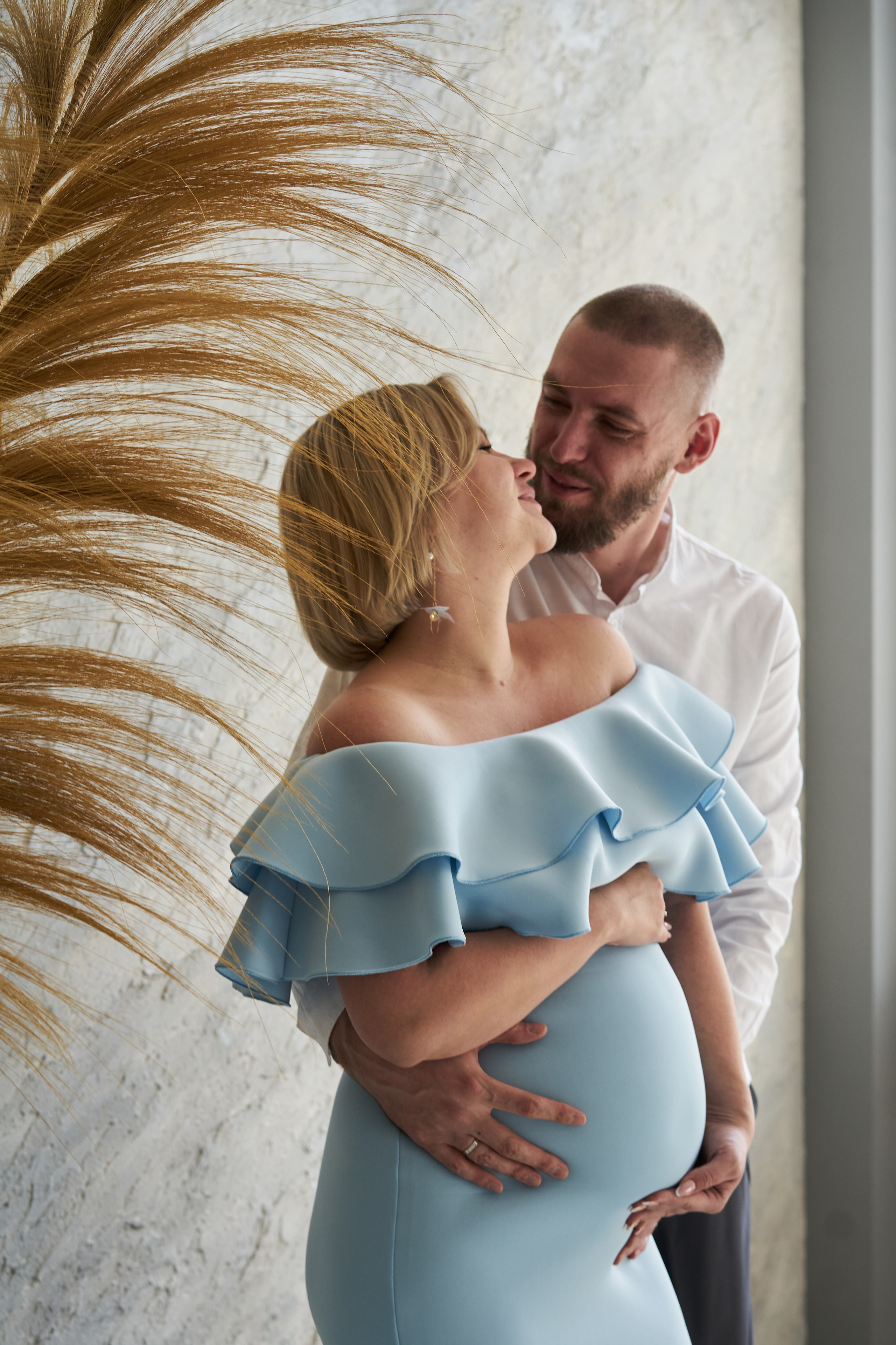 Беременность съемка пары в студии. Фотограф Екатеринбург Кокшарова Александра