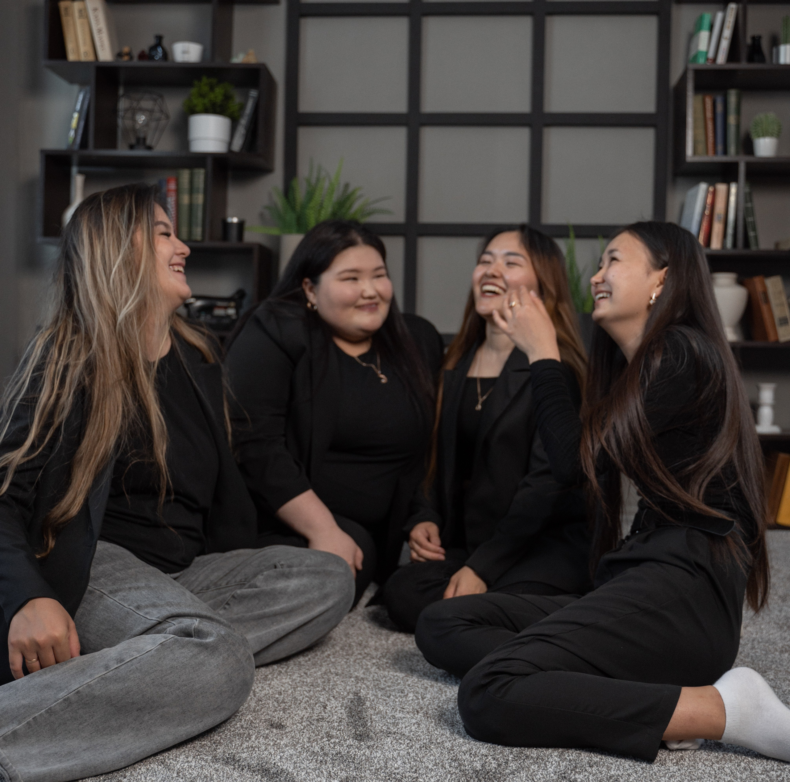 Подружки. ФОТОГРАФ/РУДНЫЙ/КОСТАНАЙ